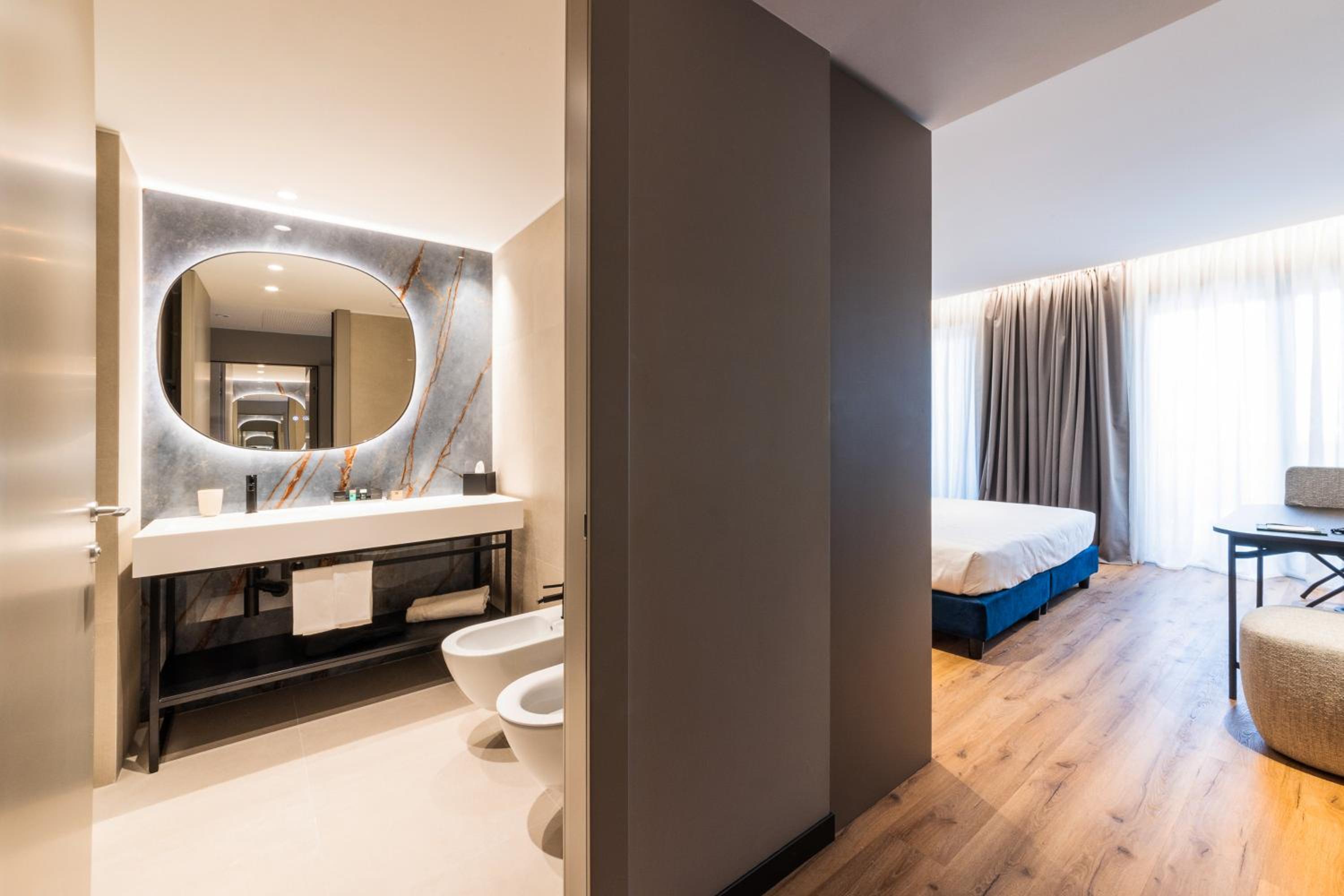 Deluxe Double or Twin Room with Pool View