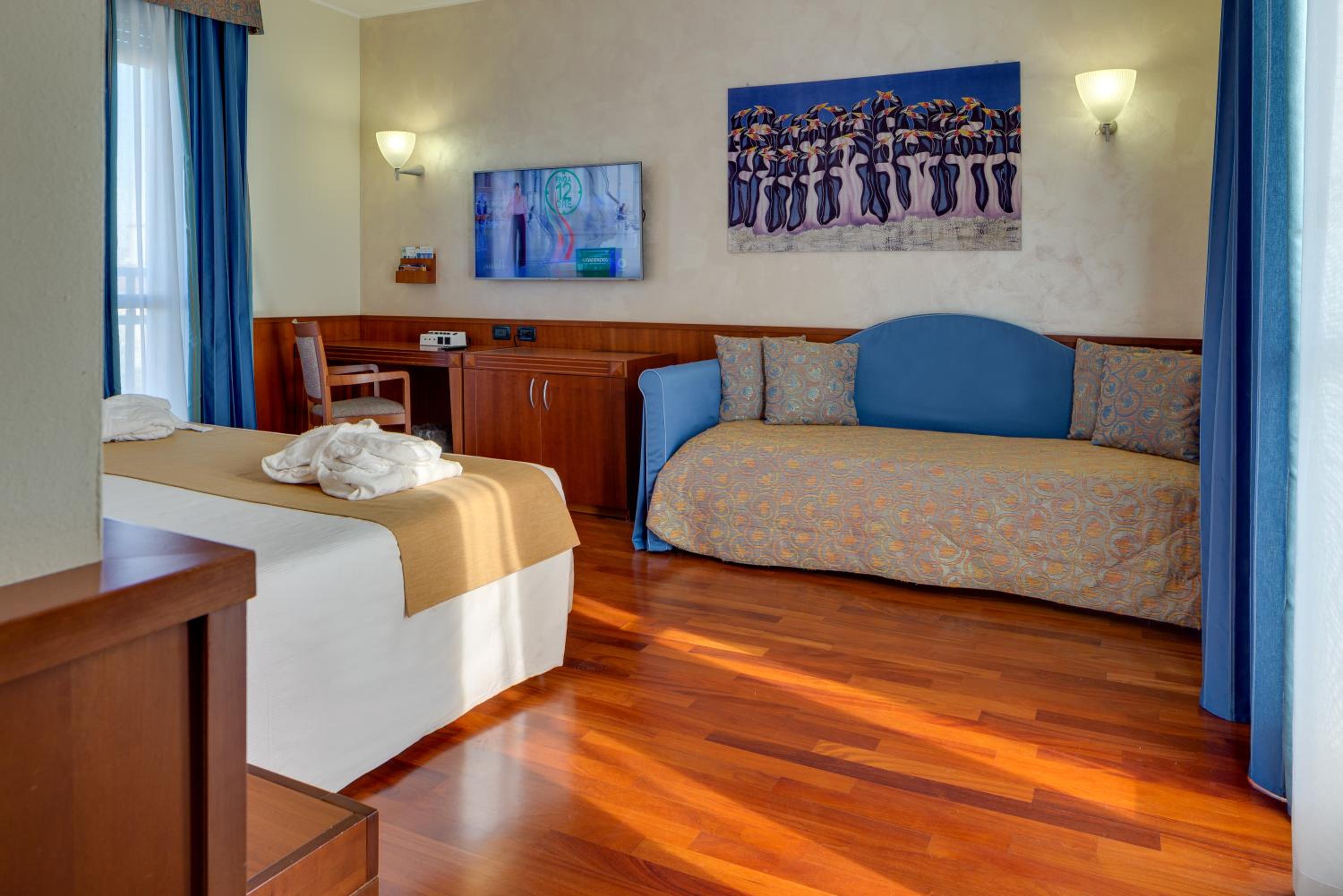 Family Room (2 Adults + 2 Children)