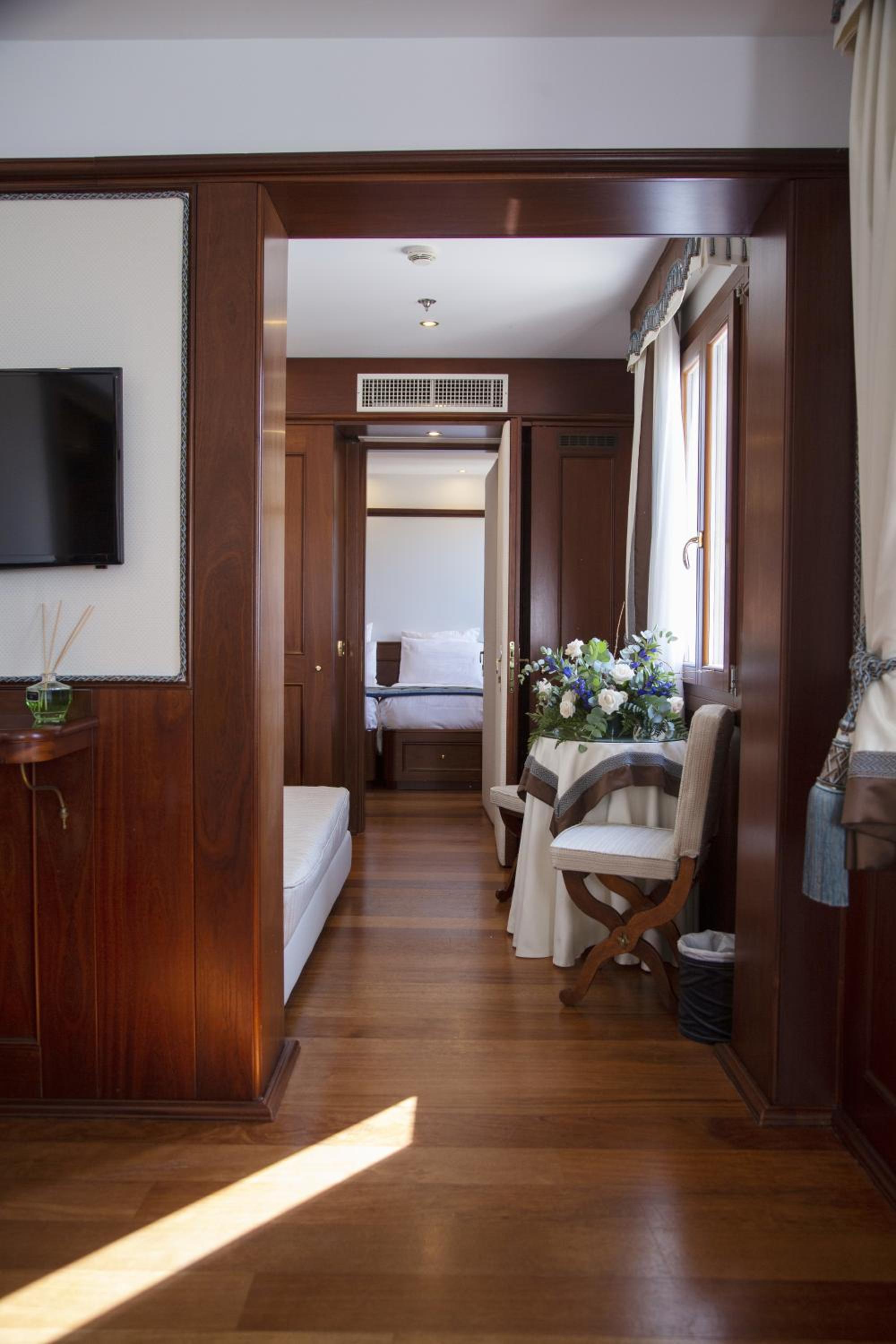 Junior Suite with Lagoon View