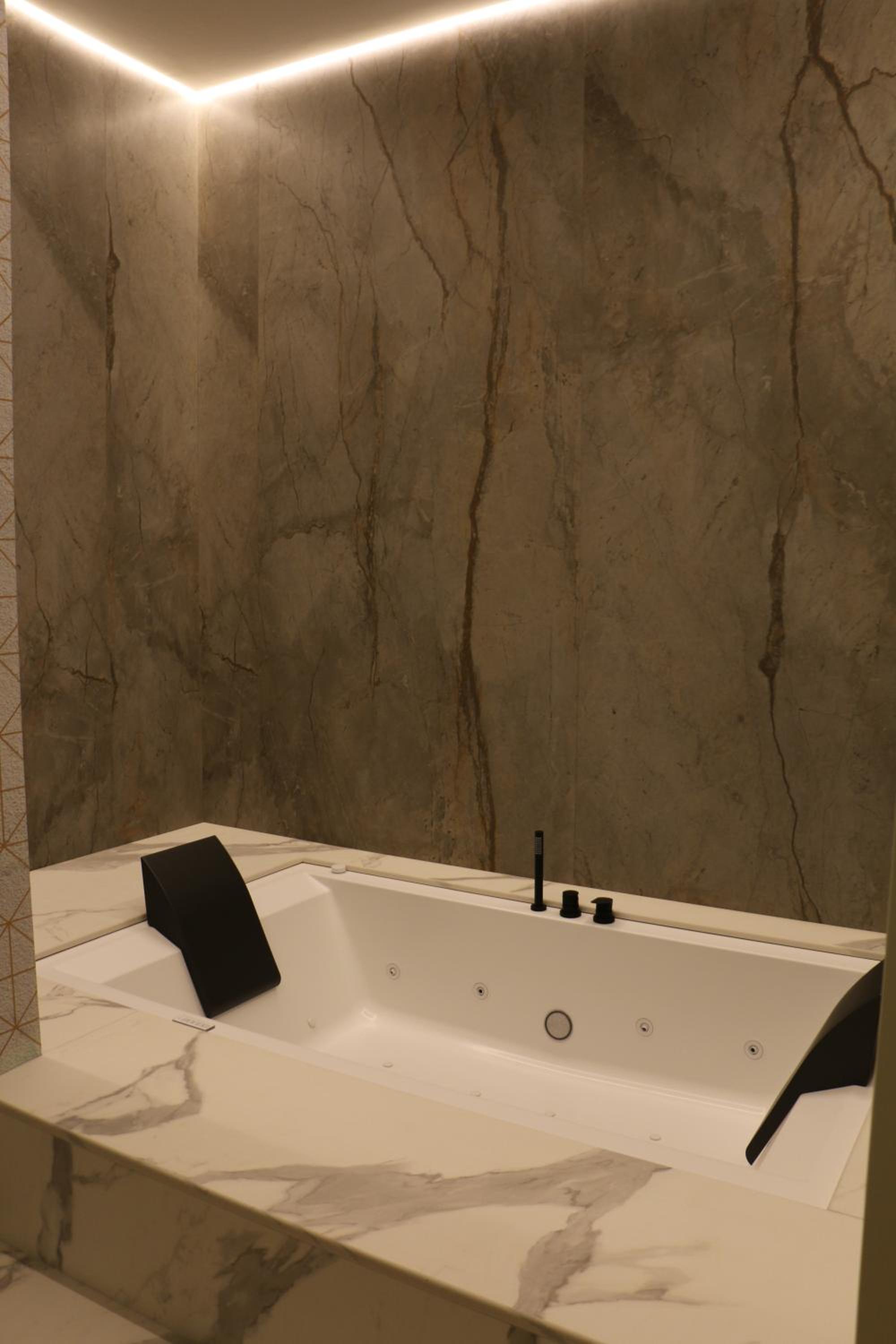 Queen Suite with Spa Bath