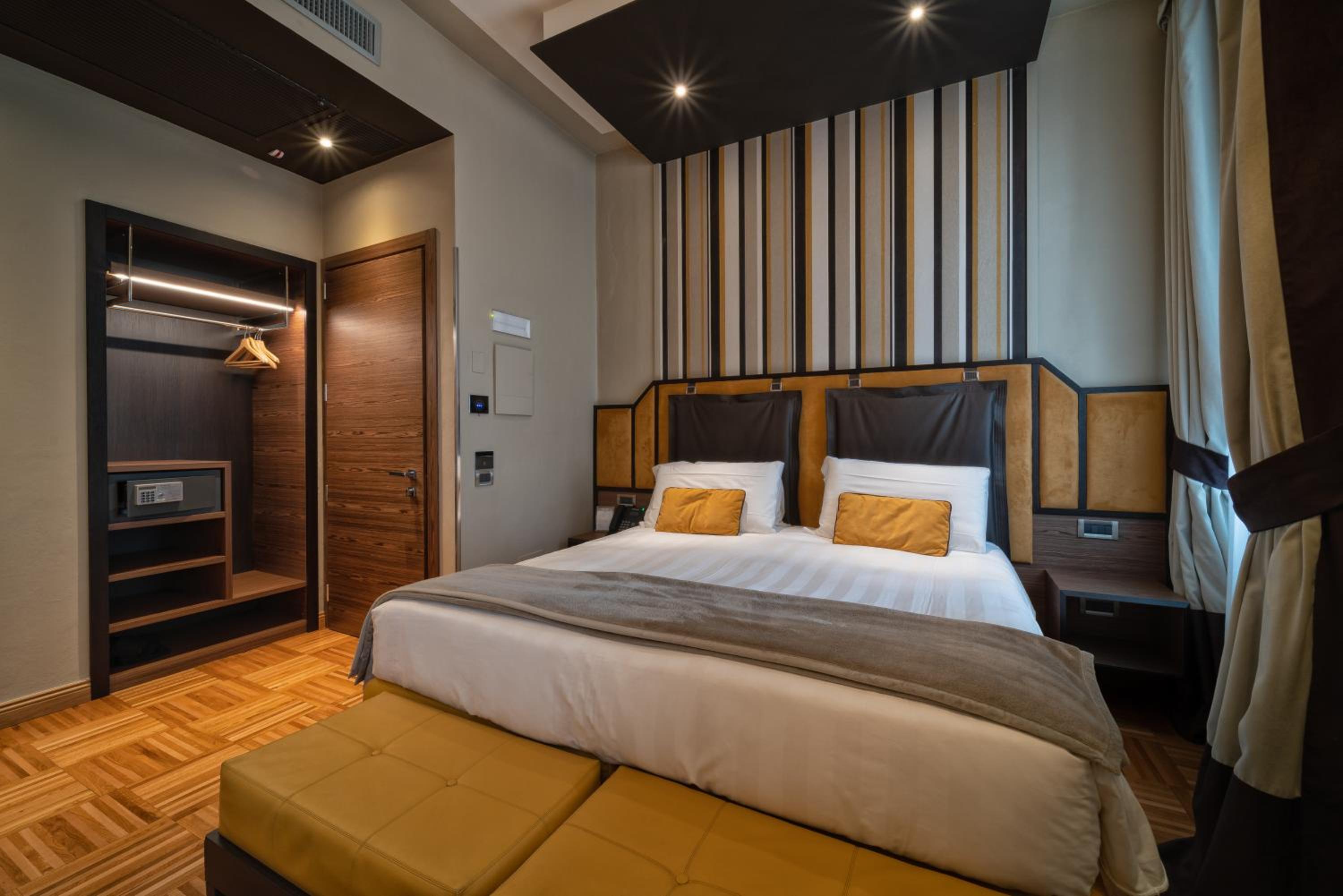 Deluxe Double or Twin Room with City View
