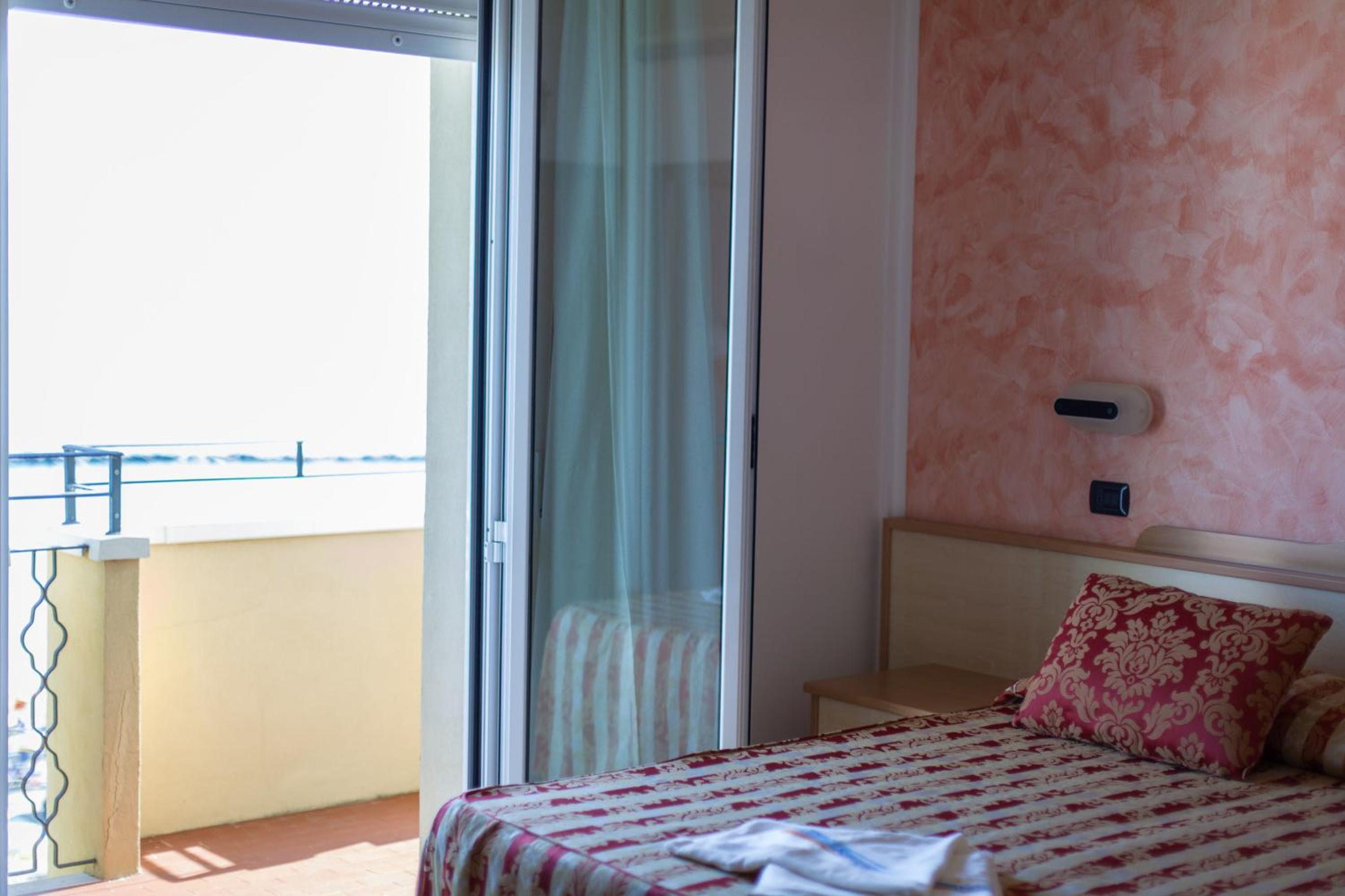 Double Room with Lateral Sea View