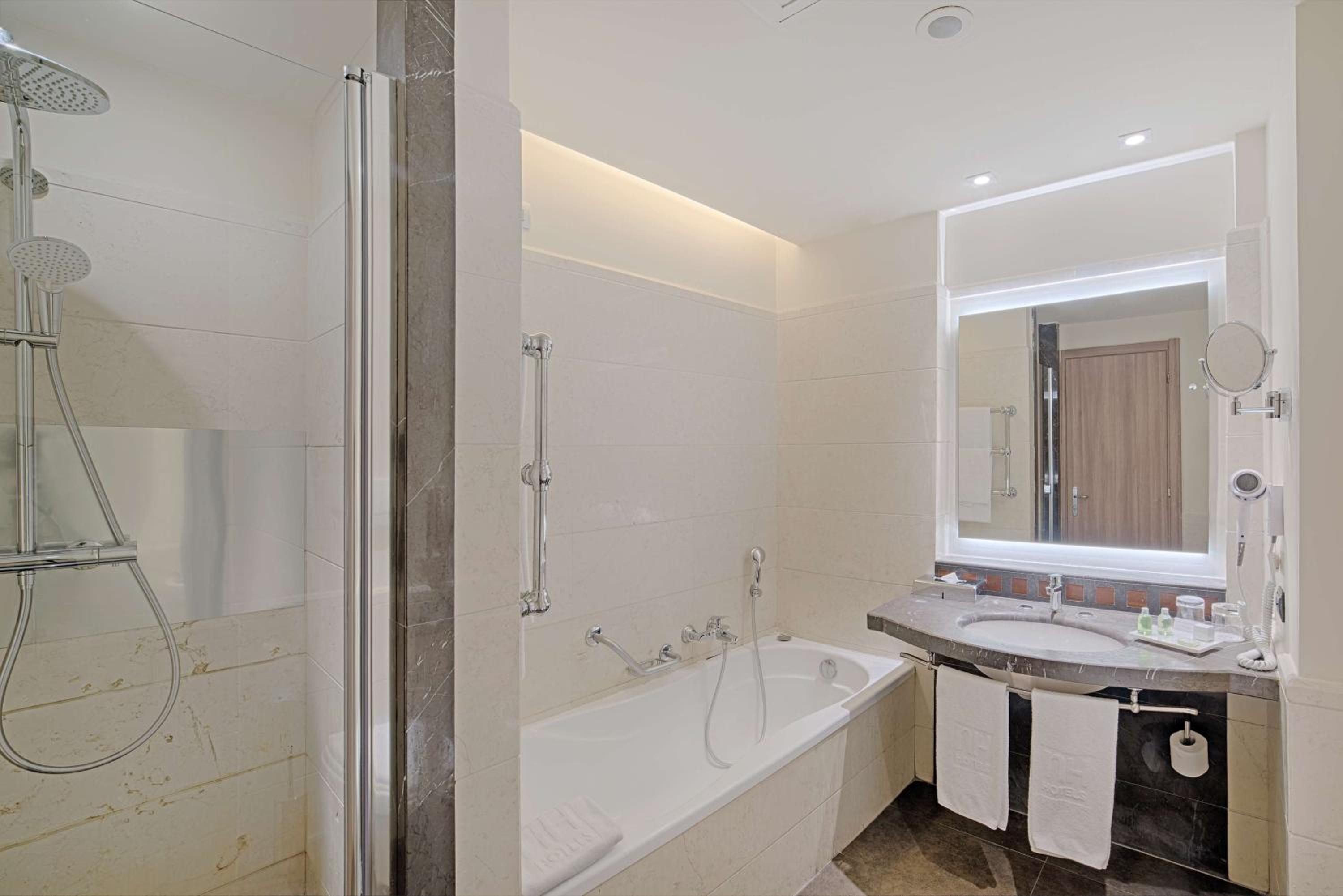 Family Adjoining Room (2 Adults + 2 Children)