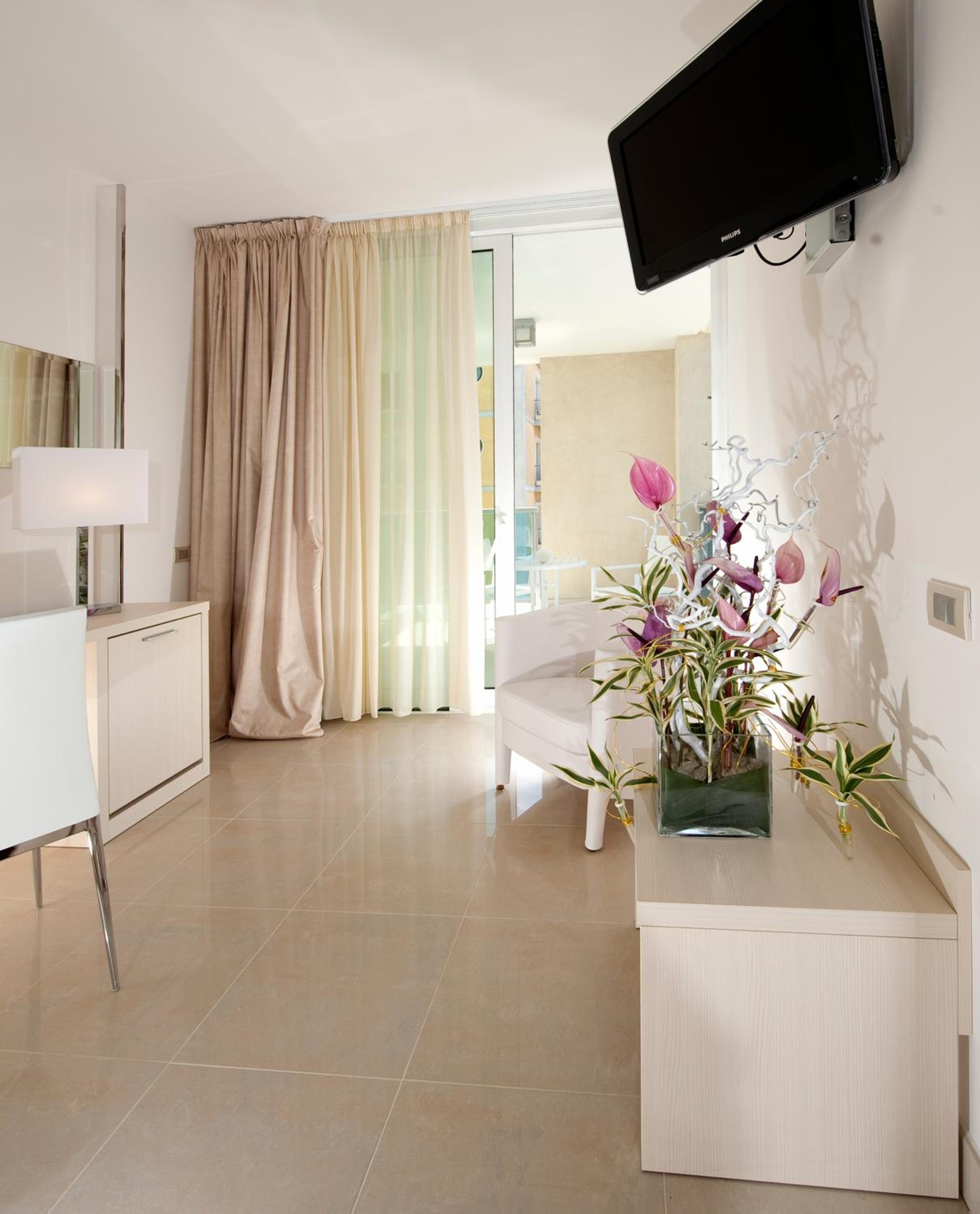 Classic Twin Room with Balcony with Side Sea View
