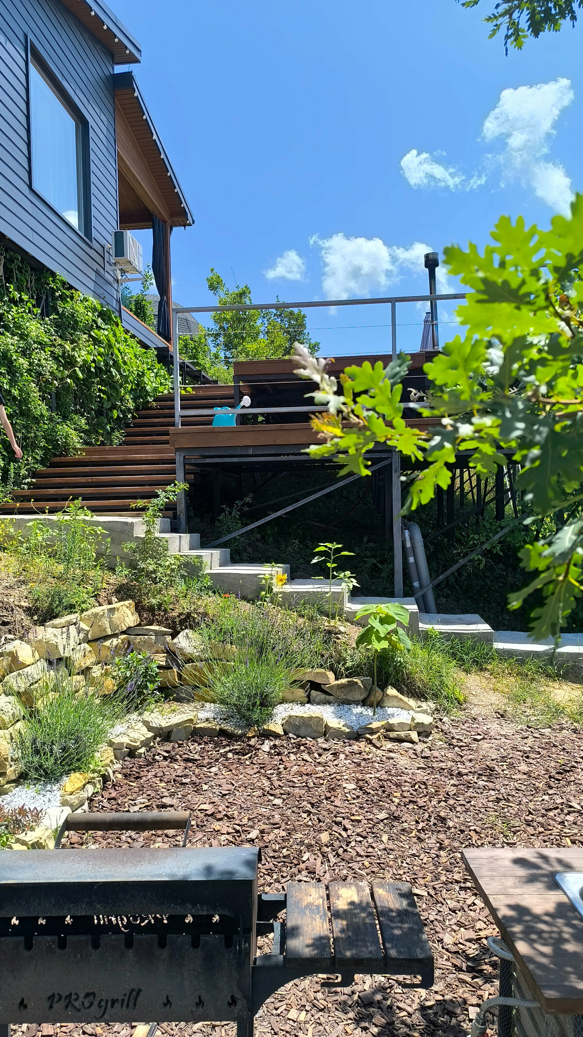 Трехместный номер с видом на горы