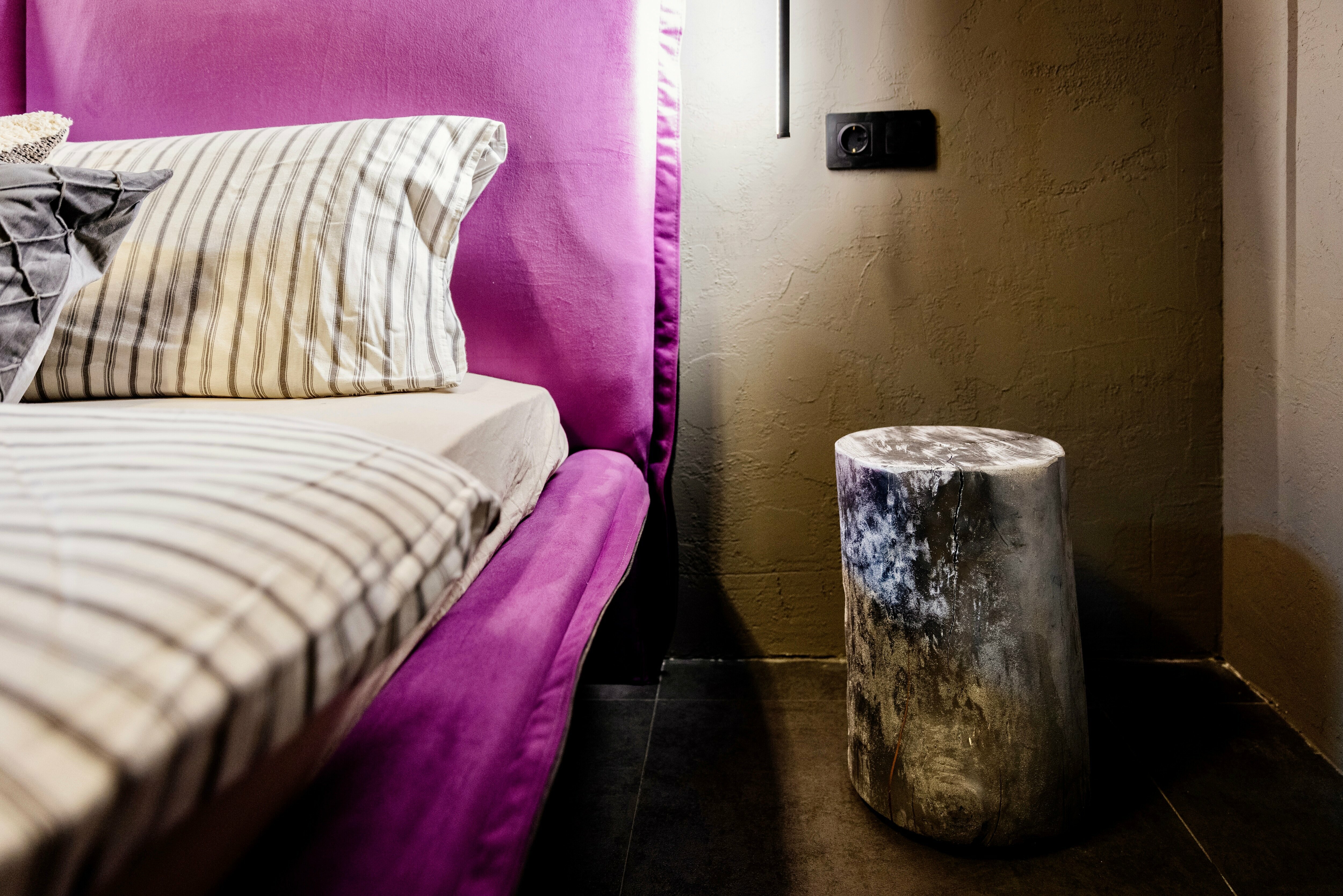 В бронь на 2х чел.включена только  кровать.Если 2м гостям необходимо два раздельных спальных места,доплата 500 руб.3-4 гостя-кровать и диван(всего 2 двуспал.одеяла).Доп.одеял нет.