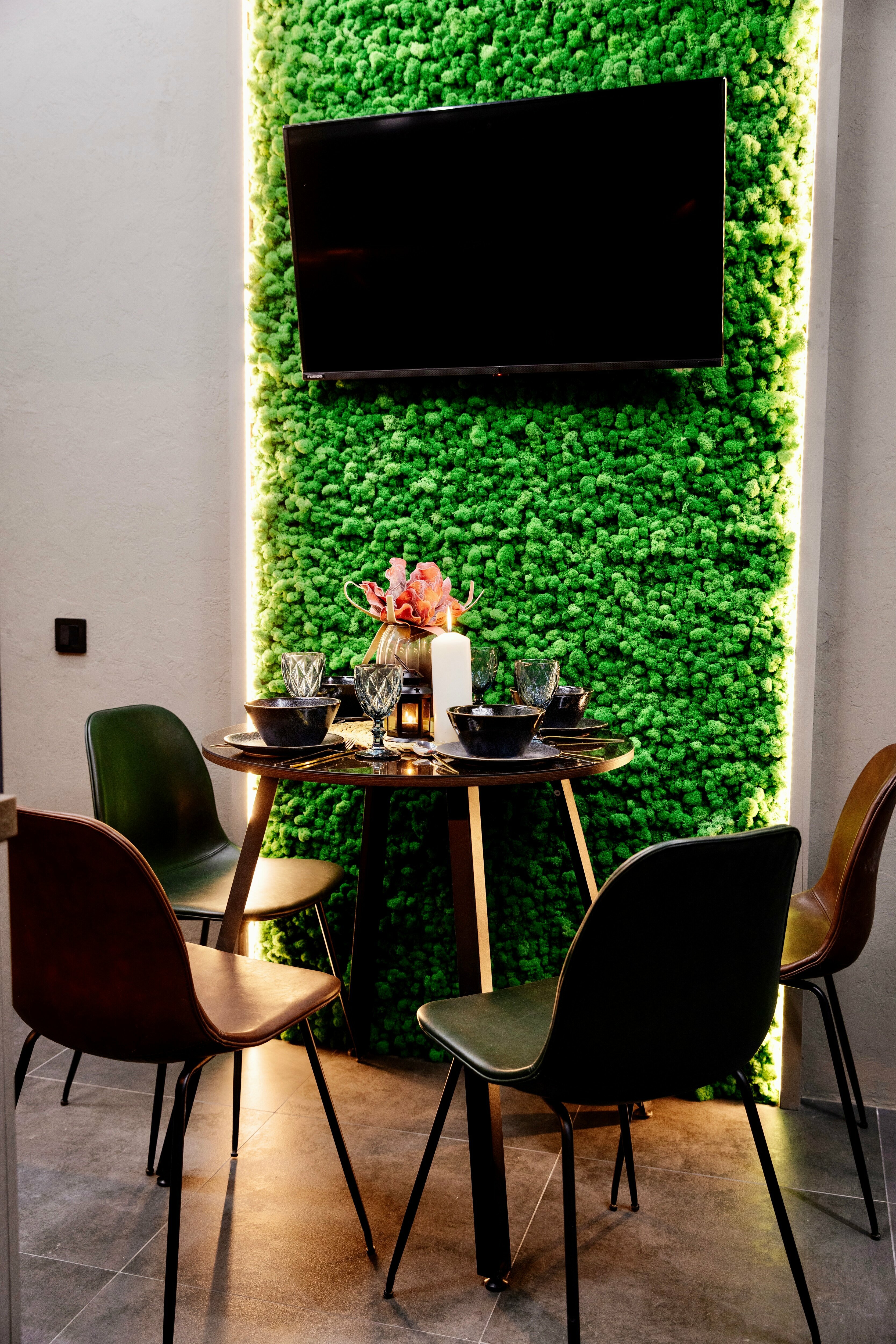 В бронь на 2х чел.включена только  кровать.Если 2м гостям необходимо два раздельных спальных места,доплата 500 руб.3-4 гостя-кровать и диван(всего 2 двуспал.одеяла).Доп.одеял нет.