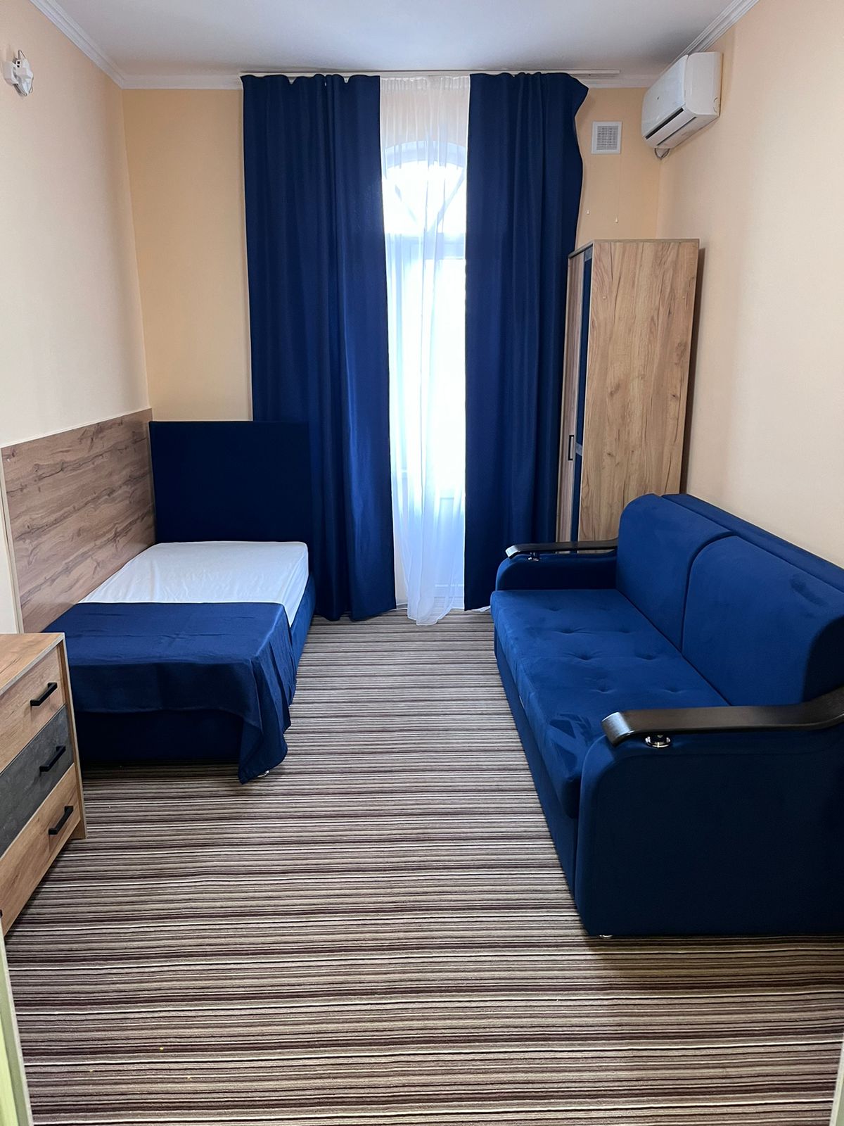 Трехместный номер с собственной ванной комнатой