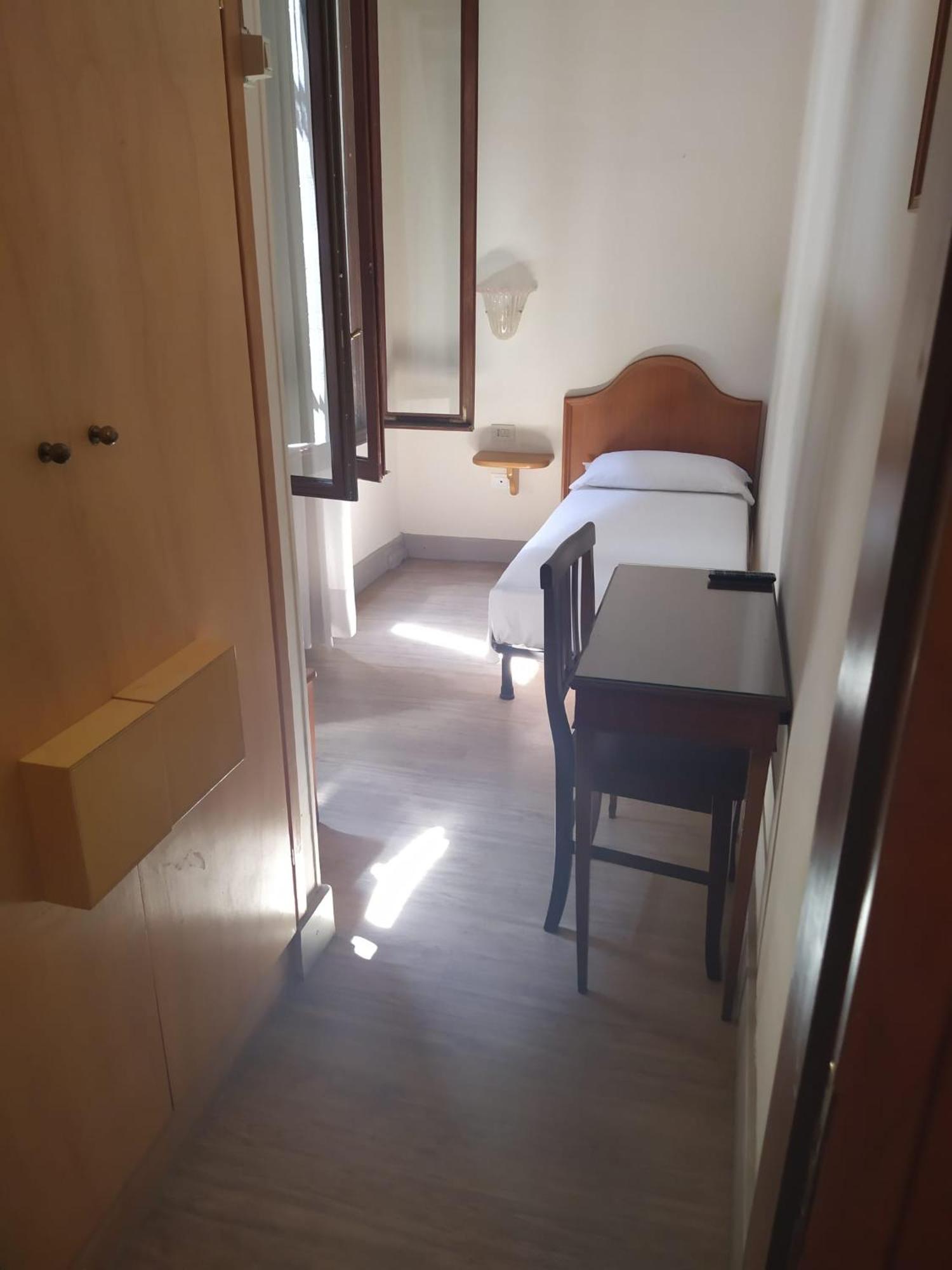 Standard Single Room With Shared Bathroom