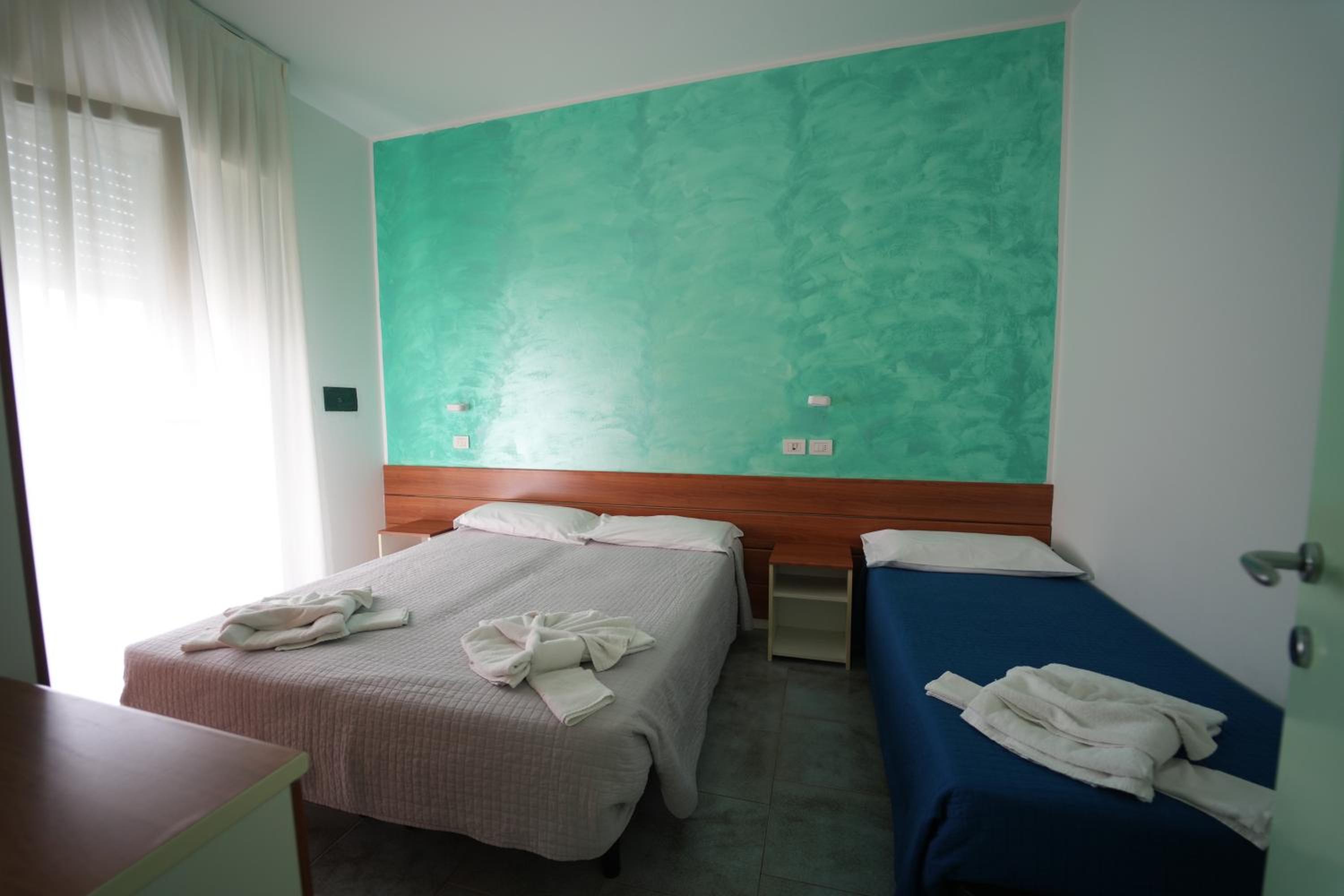 One-Bedroom Apartment with Balcony (5 Adults)