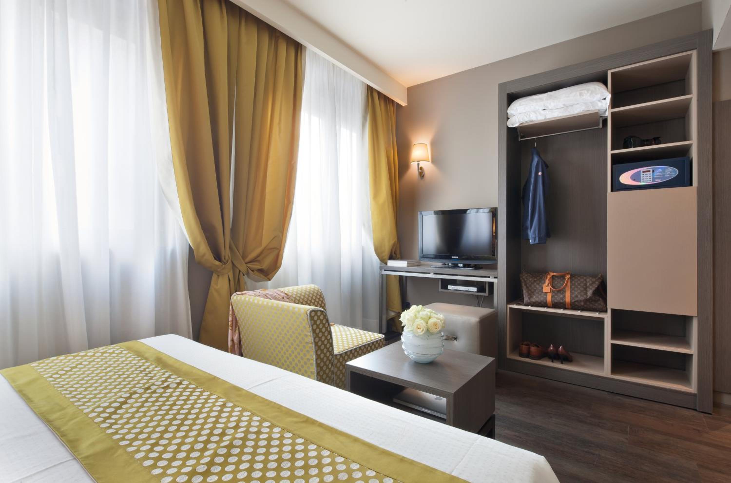 Deluxe Room (2 Adults + 1 Child)