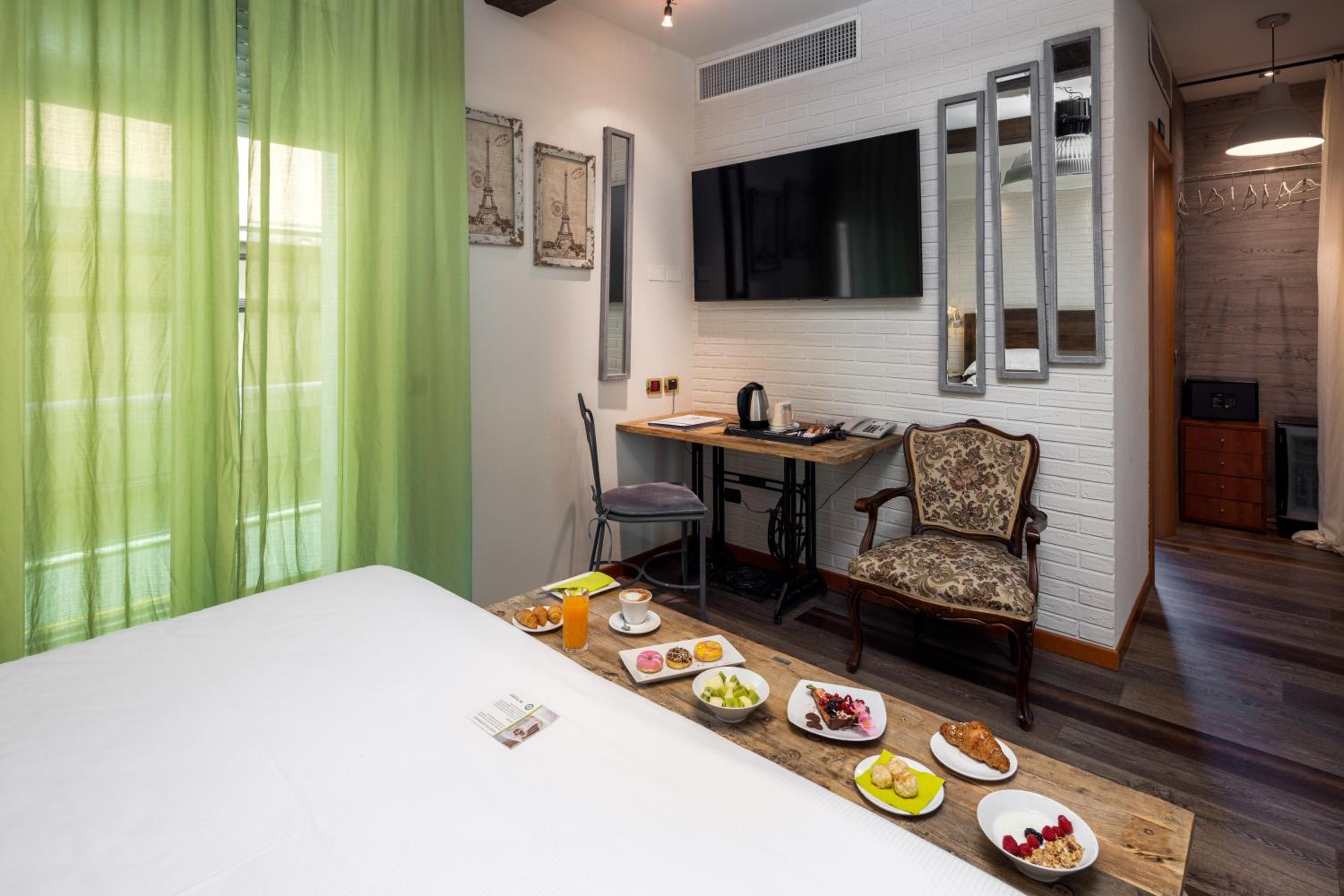 Comfort King Room with Balcony - Annex