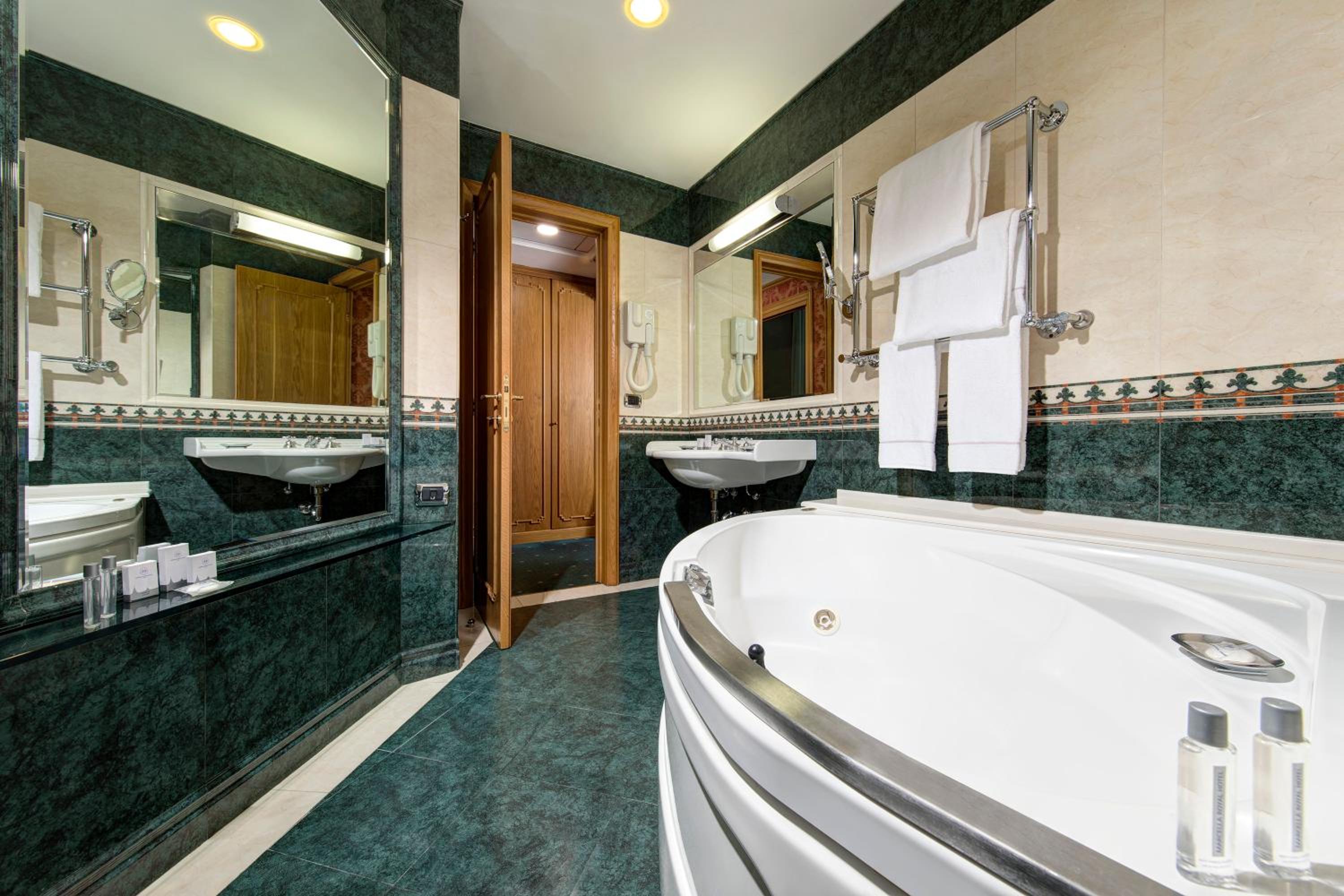 Suite with Jacuzzi Bath Tub