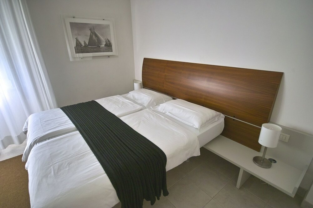 Economy Double Room (lateral garden view)