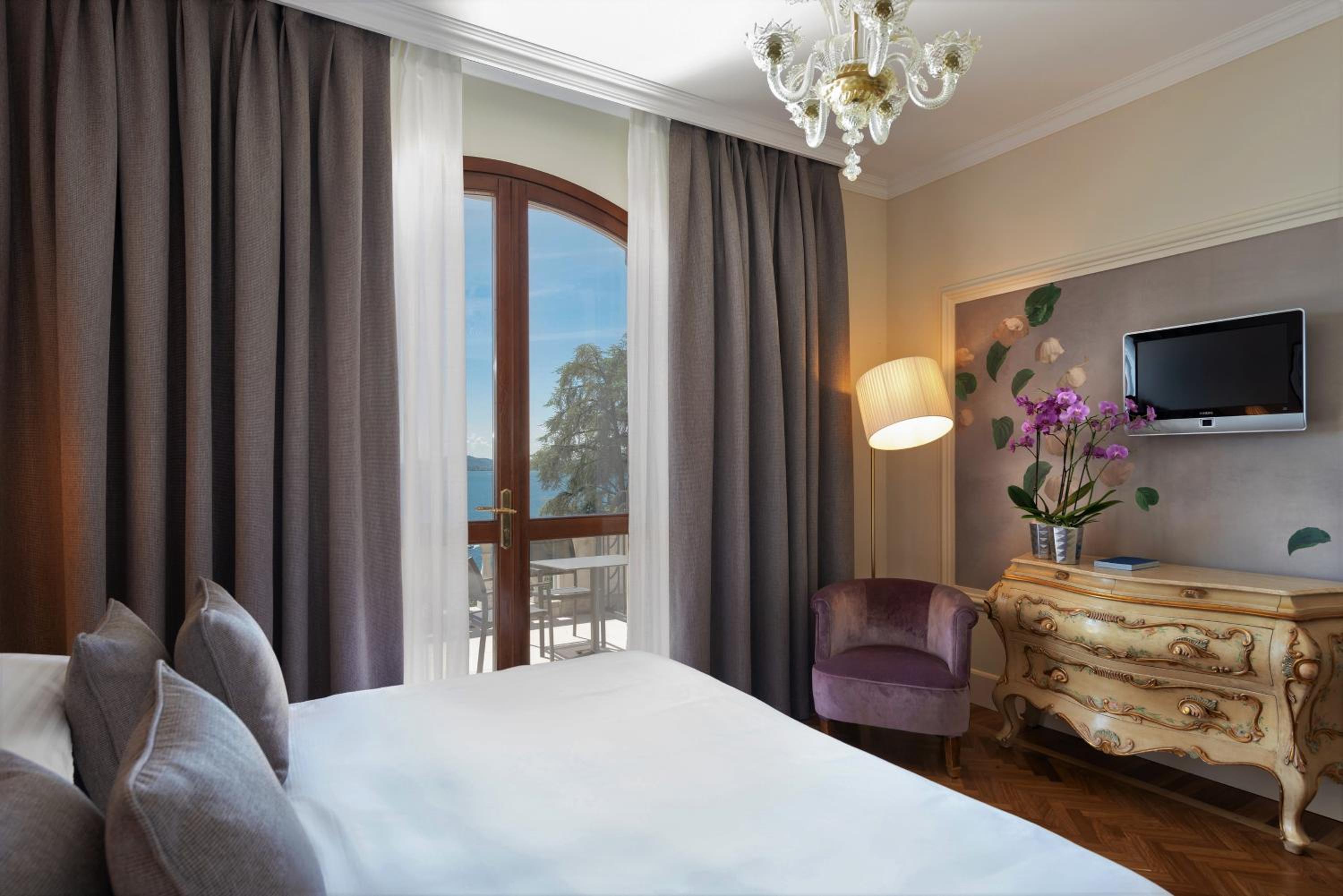 Superior Double Room with Terrace and Lake View