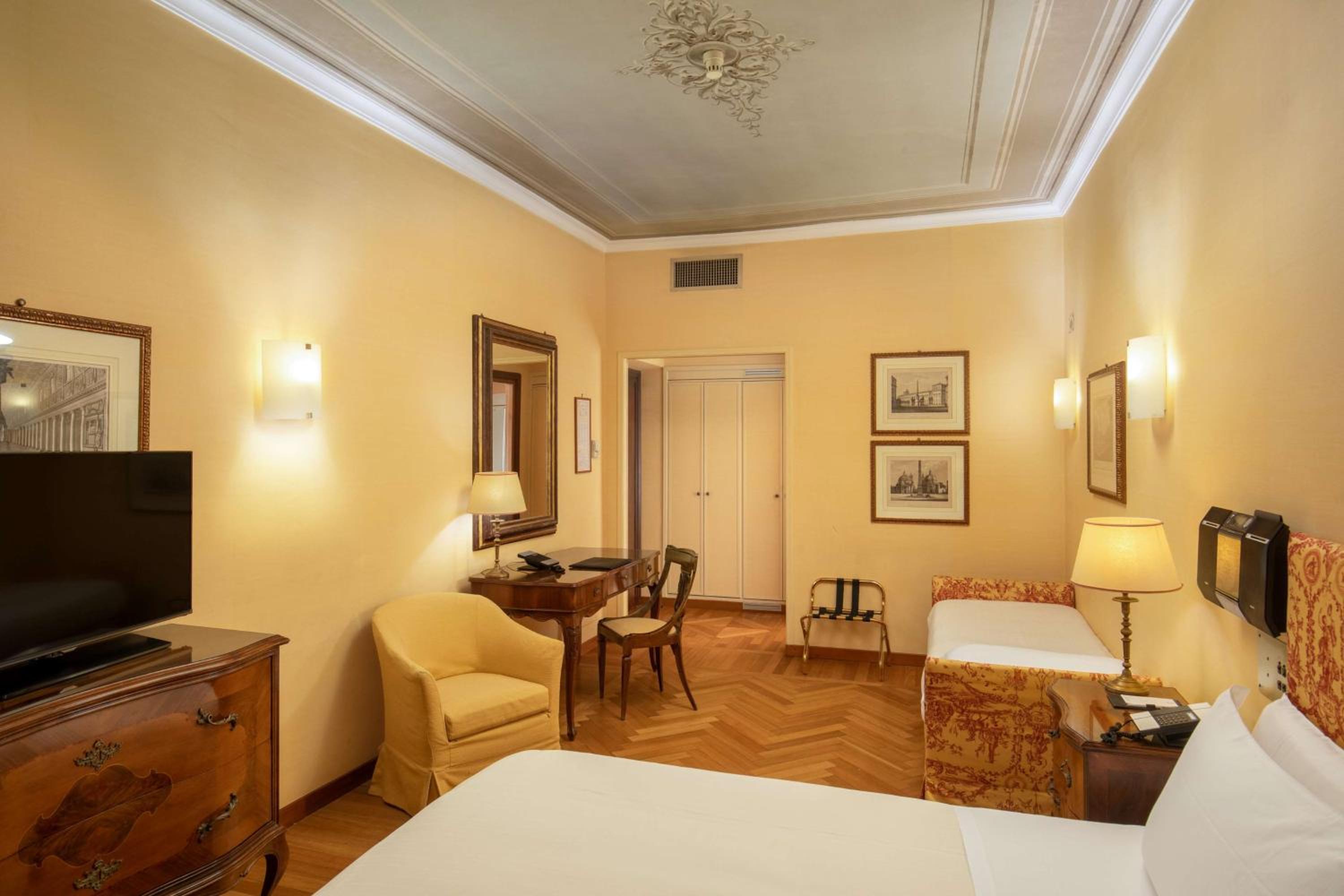 Standard Queen Room with Single Bed - Non-Smoking