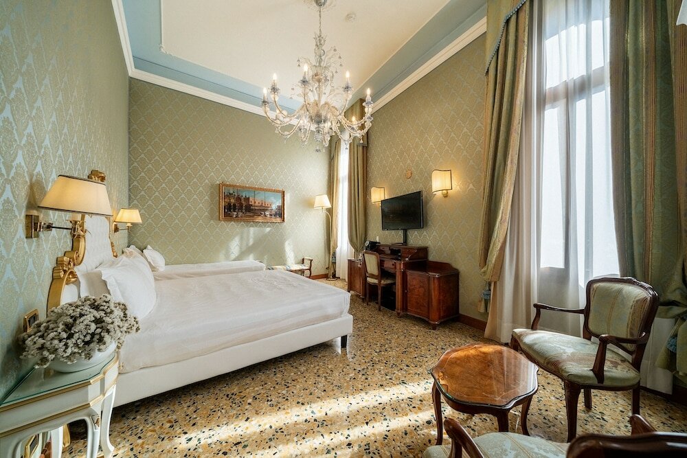 Junior Suite Deluxe Canal View