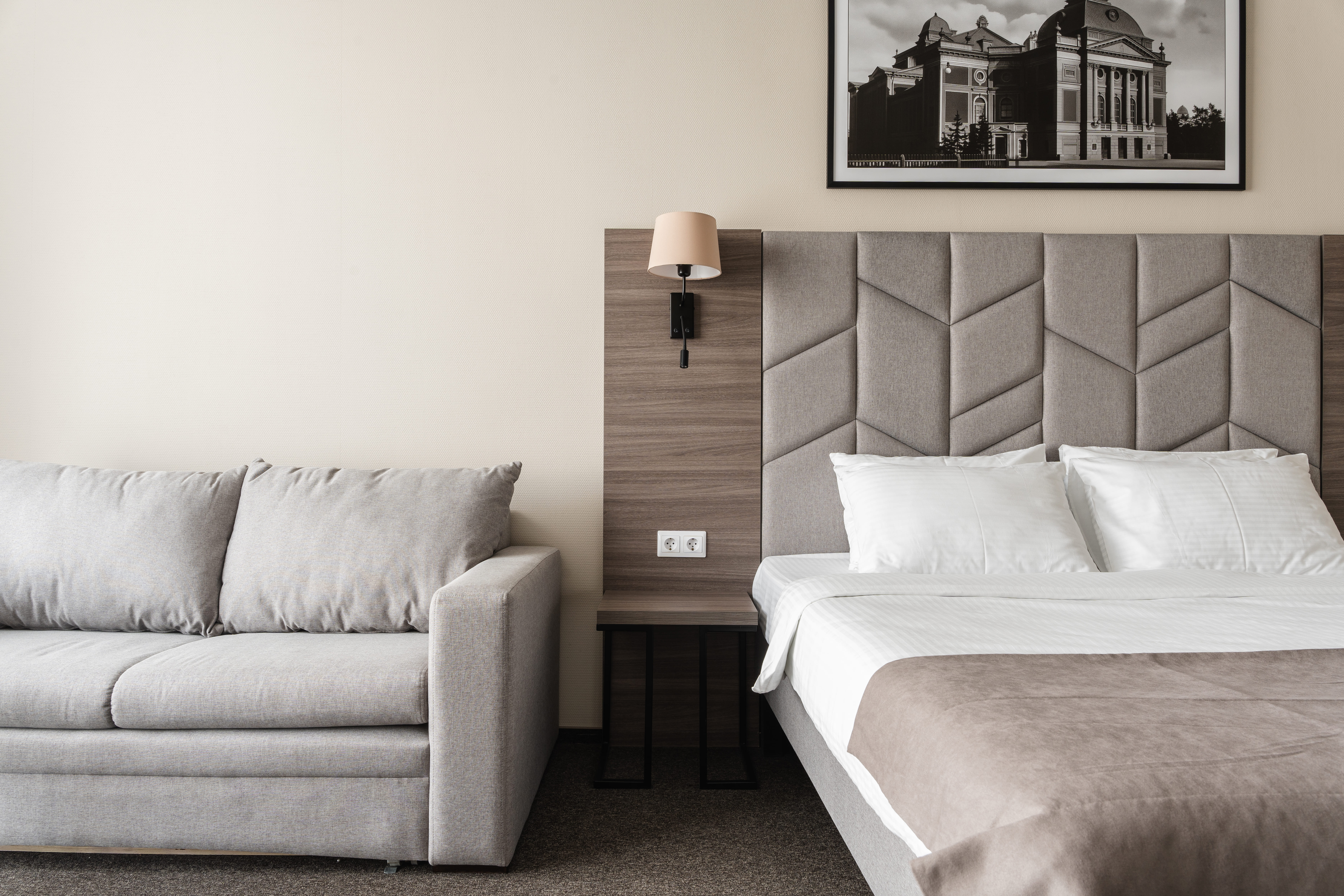 Улучшенный двухместный номер с одной или двумя раздельными кроватями, с диваном и с видом на город