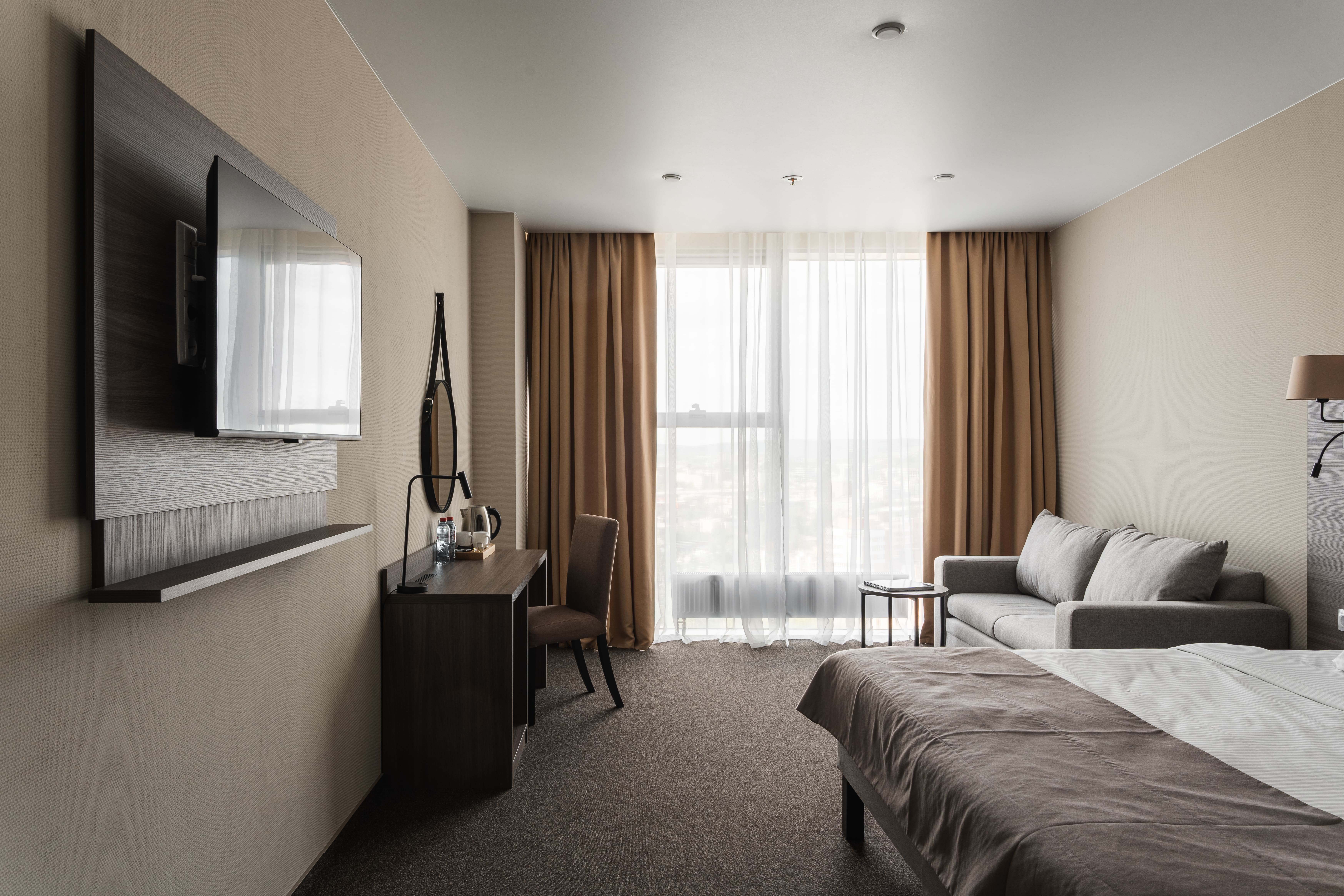 Улучшенный двухместный номер с одной или двумя раздельными кроватями, с диваном и с видом на город