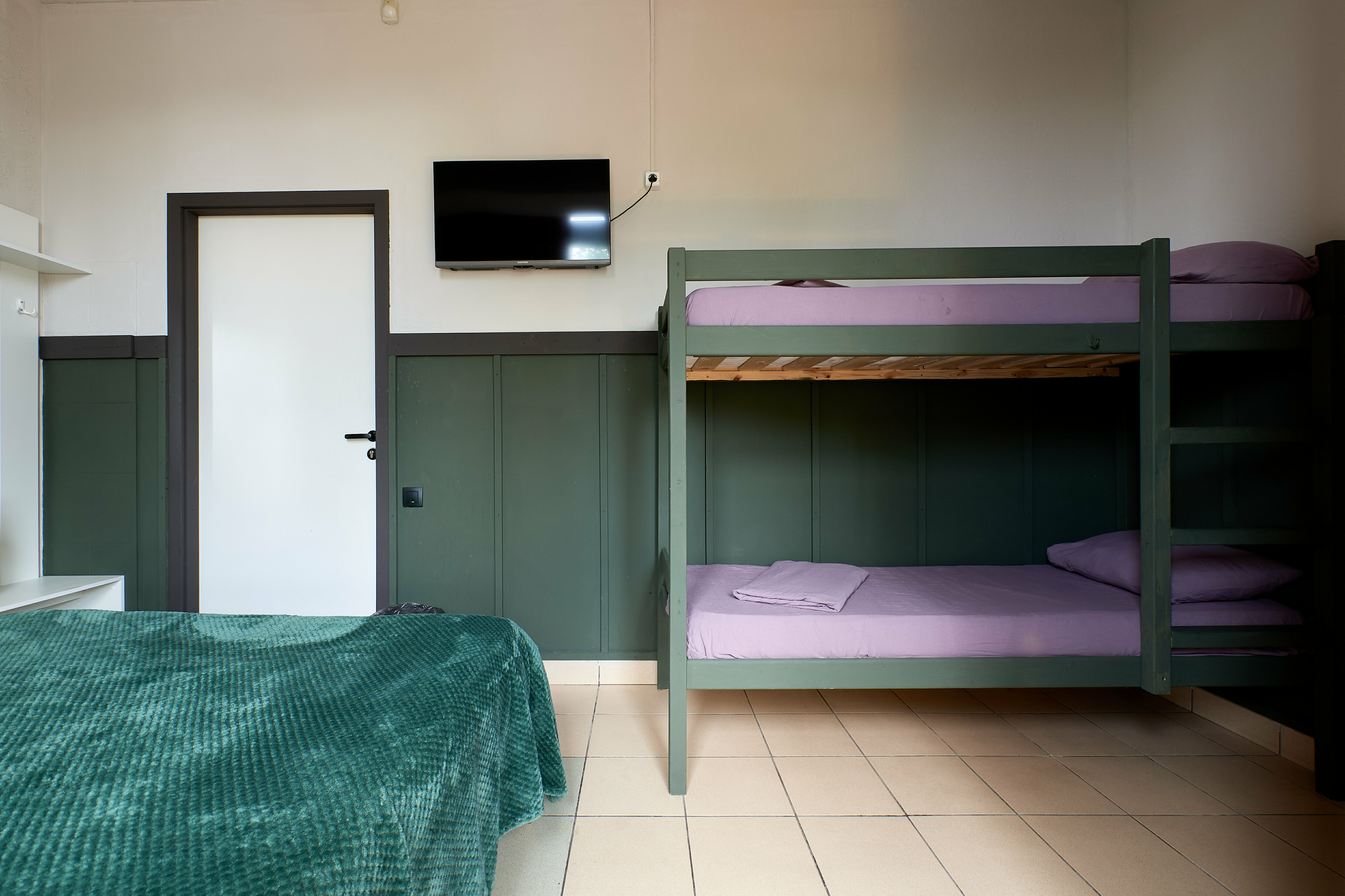 Семейный номер с общей ванной комнатой