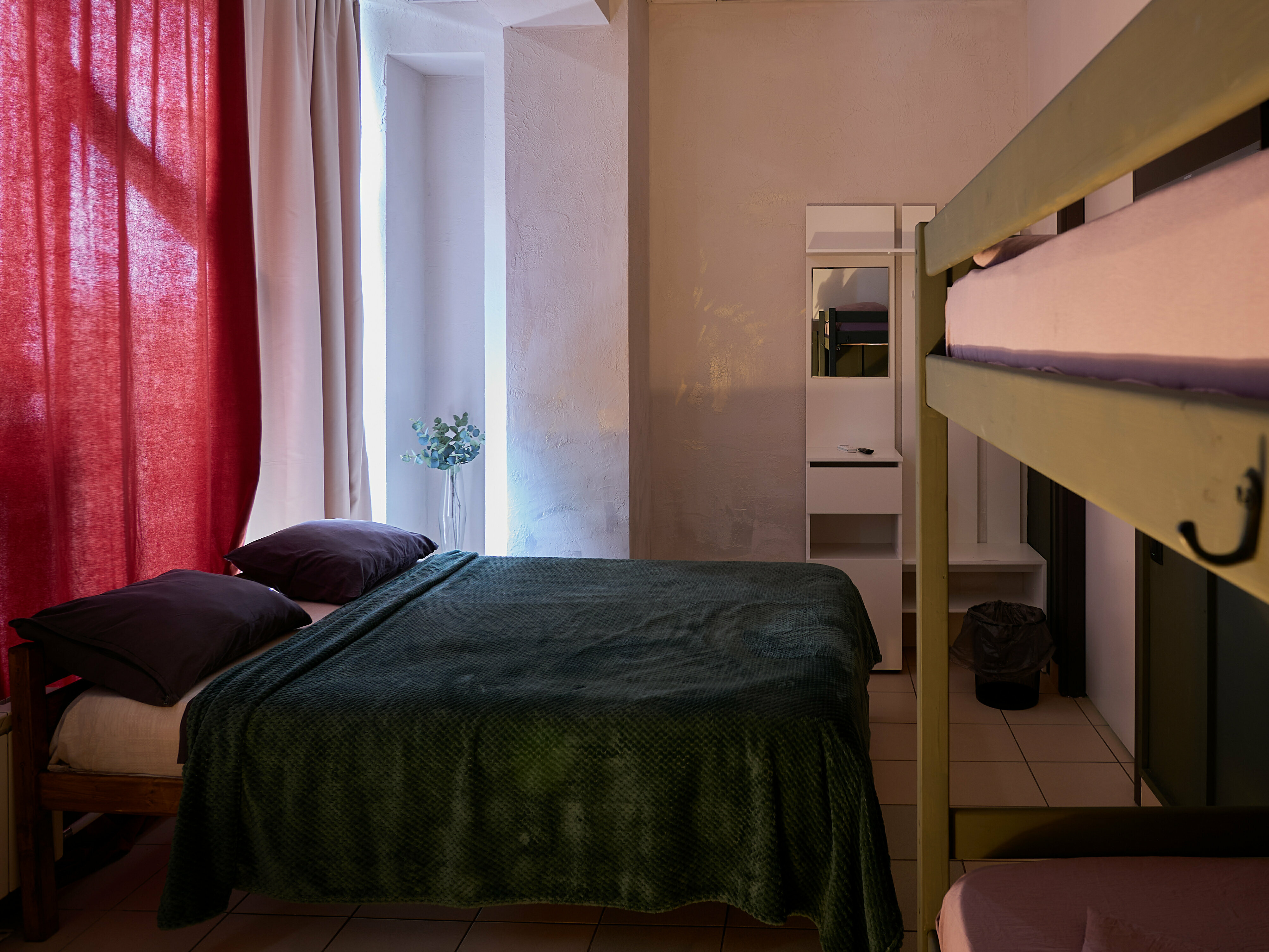 Семейный номер с общей ванной комнатой