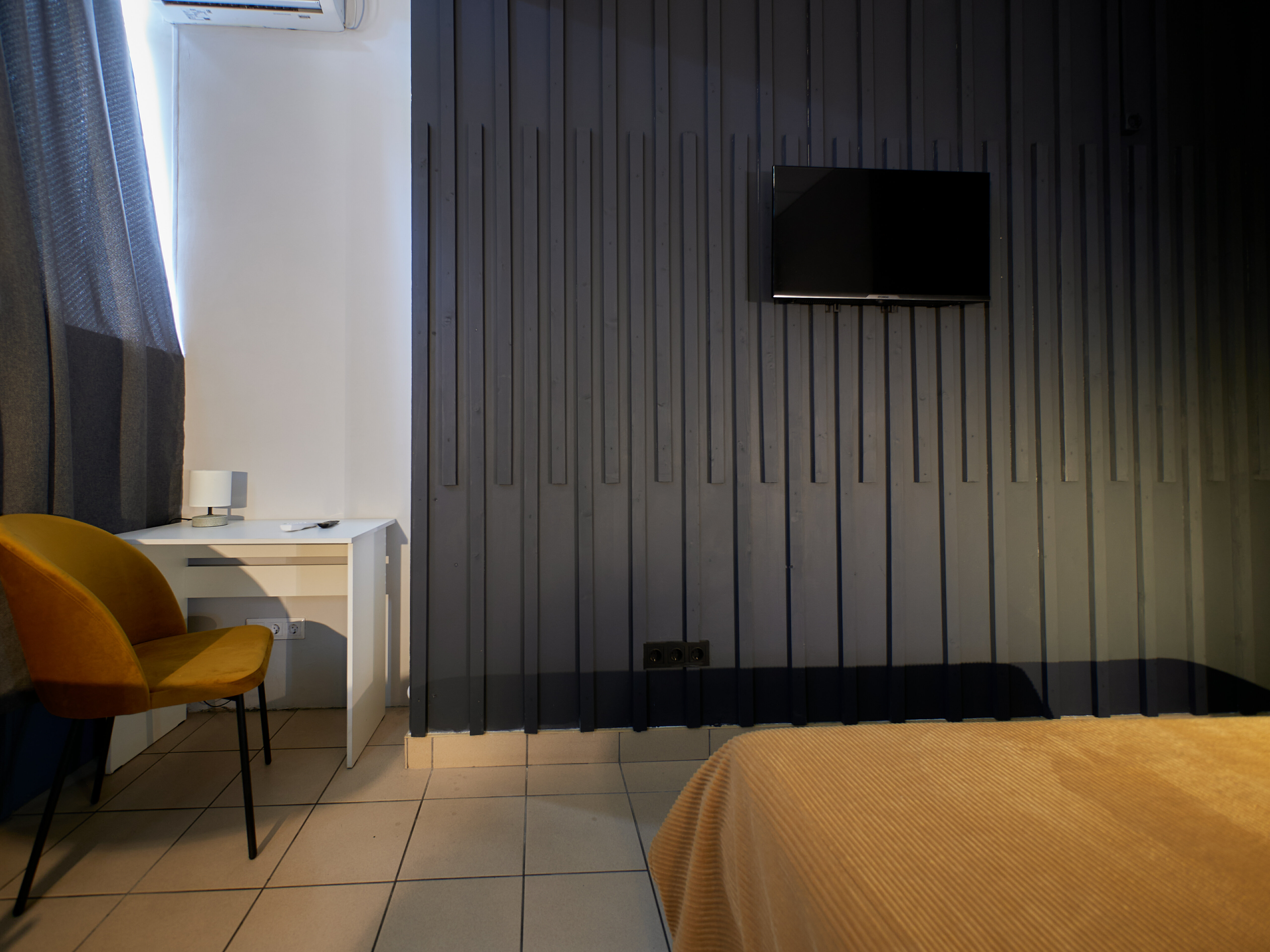 Номер с двуспальной кроватью, креслом-кроватью и собственным туалетом