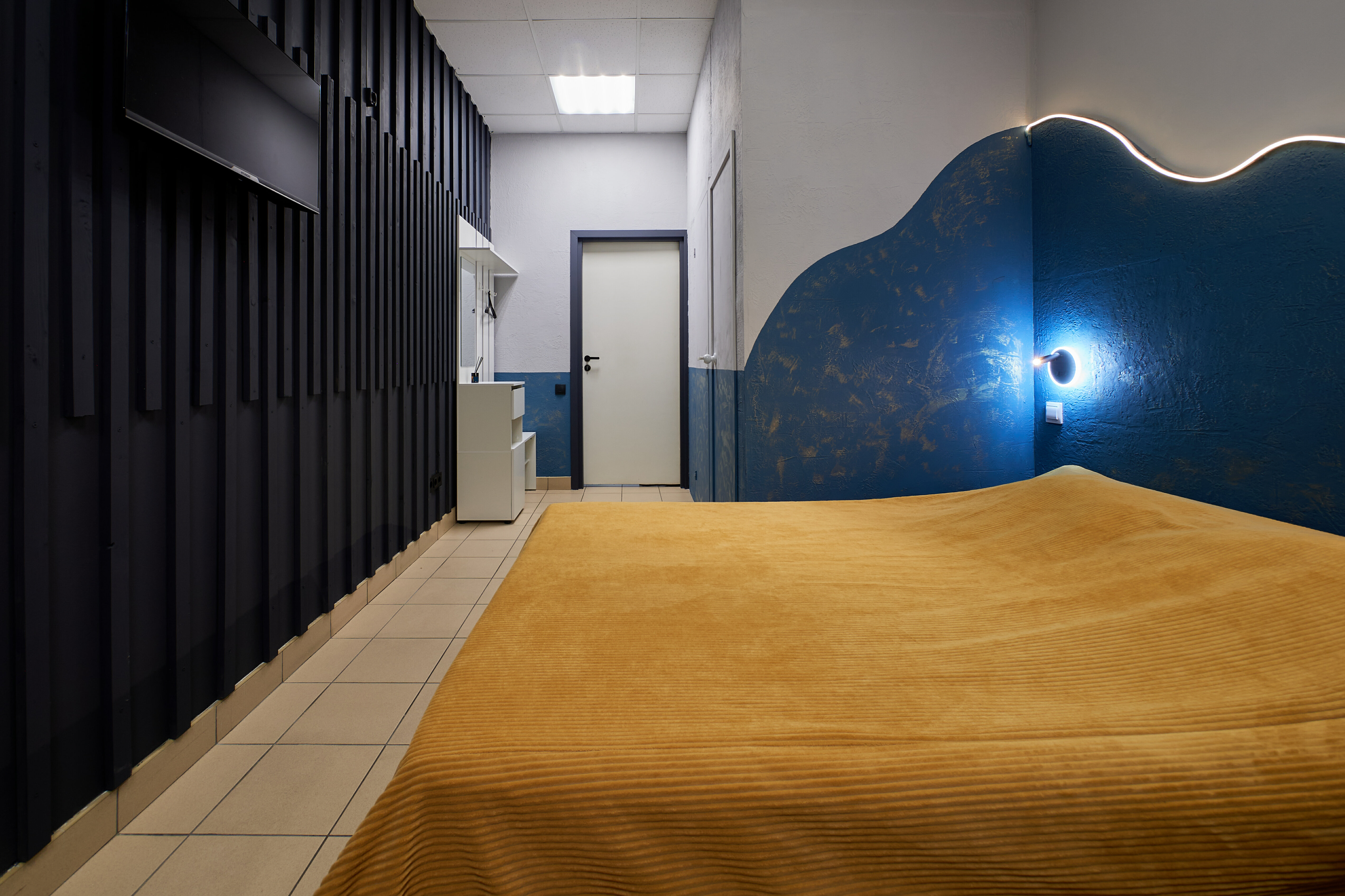 Номер с двуспальной кроватью, креслом-кроватью и собственным туалетом