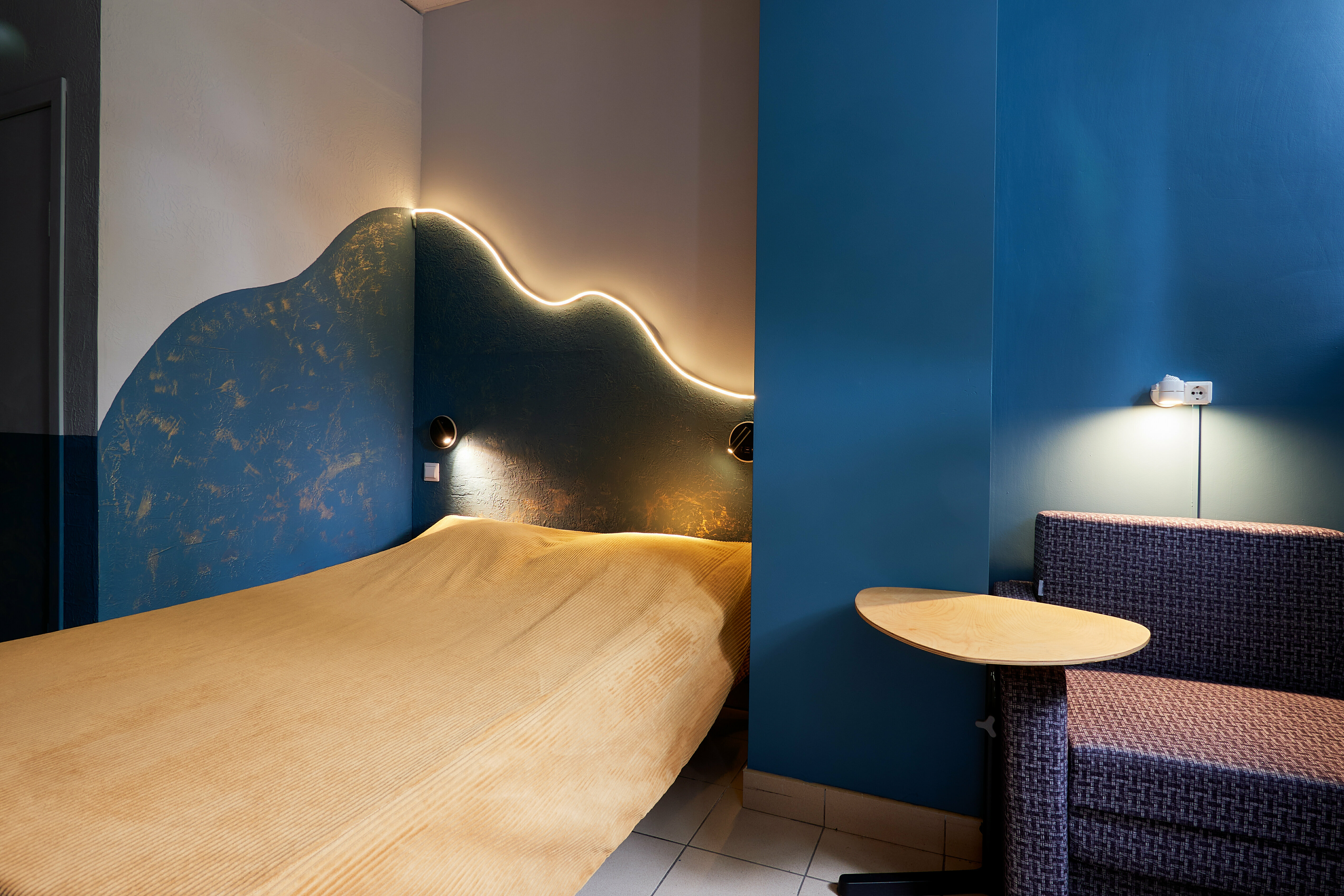 Номер с двуспальной кроватью, креслом-кроватью и собственным туалетом