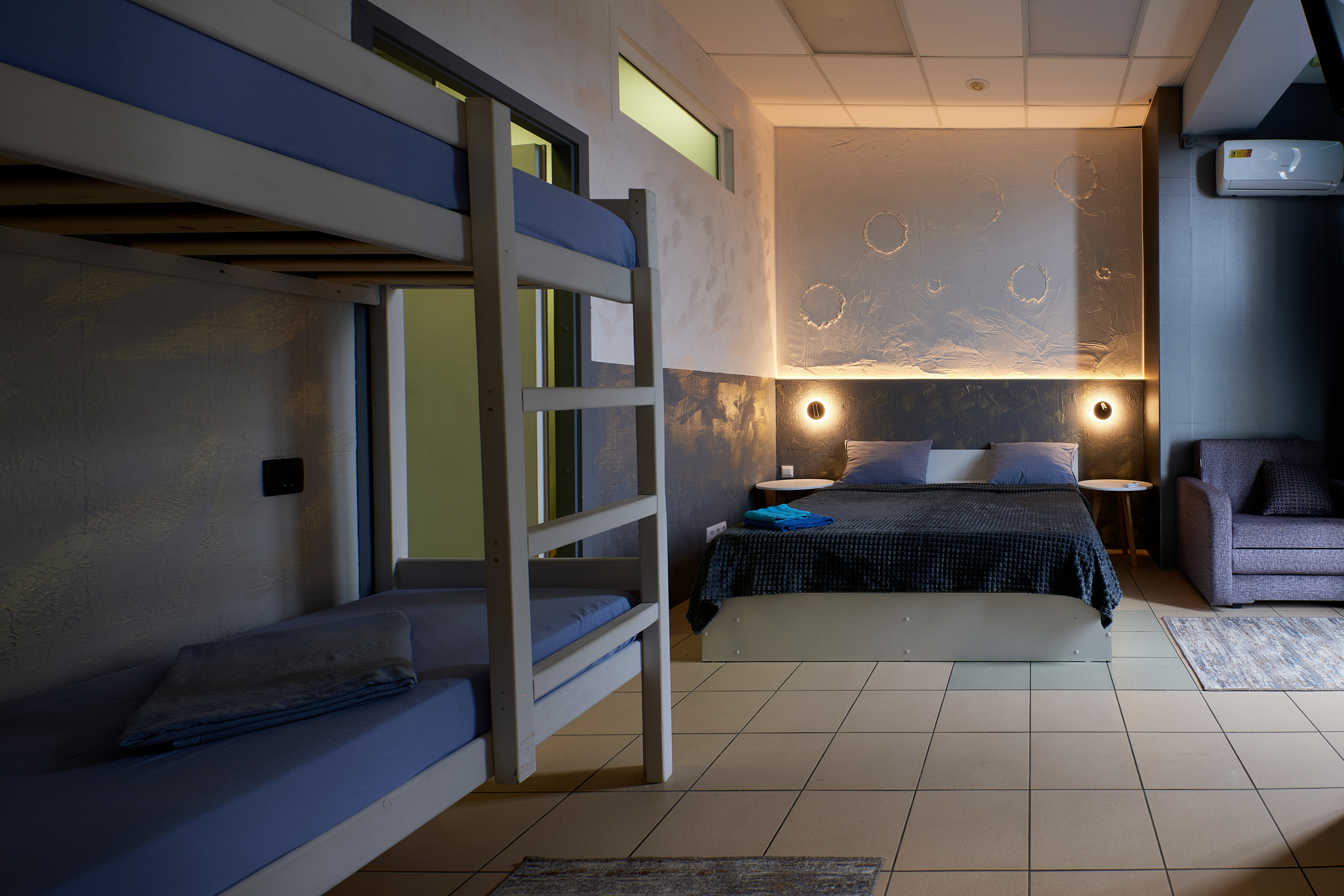 Семейный номер с общей ванной комнатой