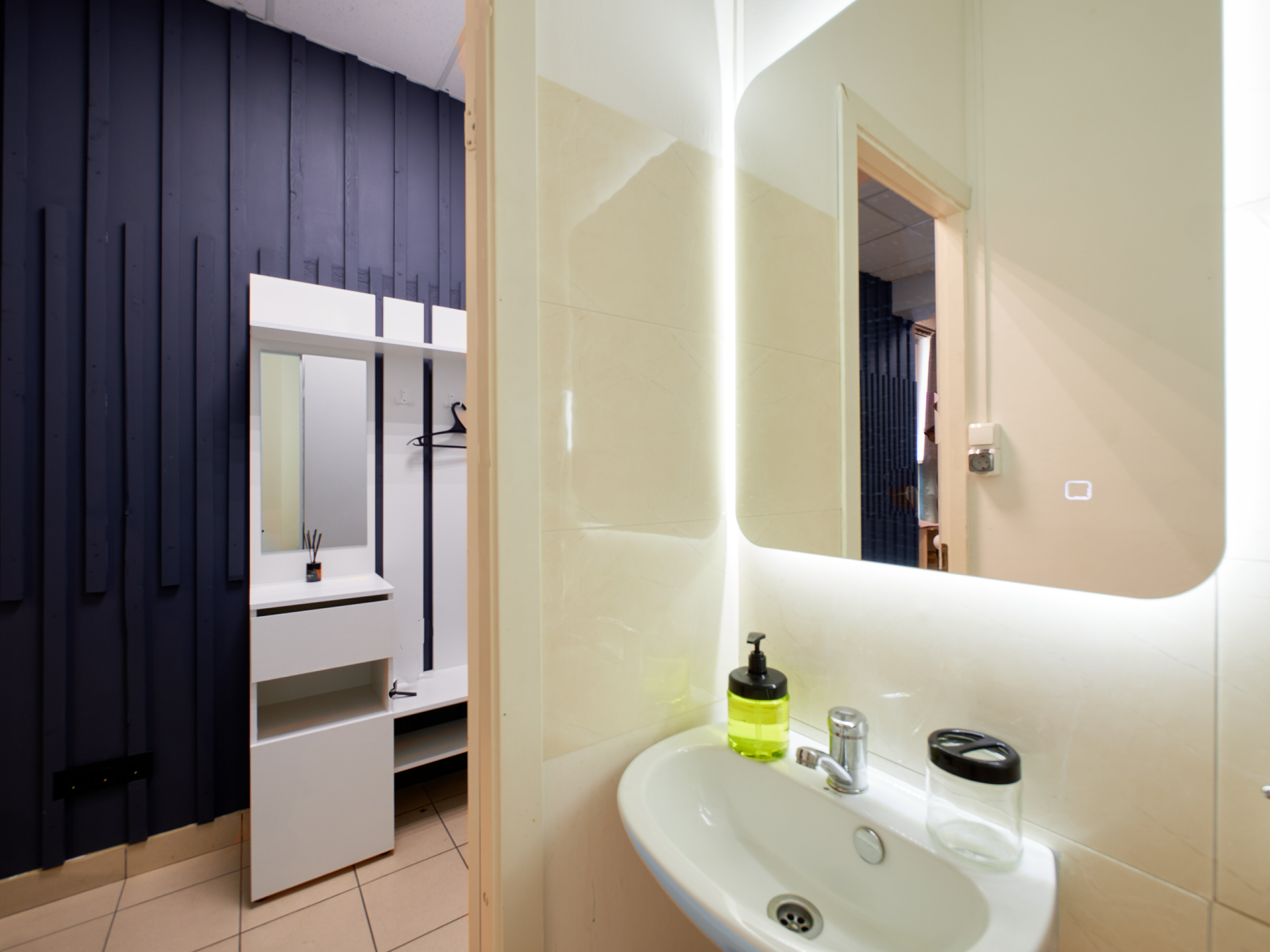 Номер с двуспальной кроватью, креслом-кроватью и собственным туалетом