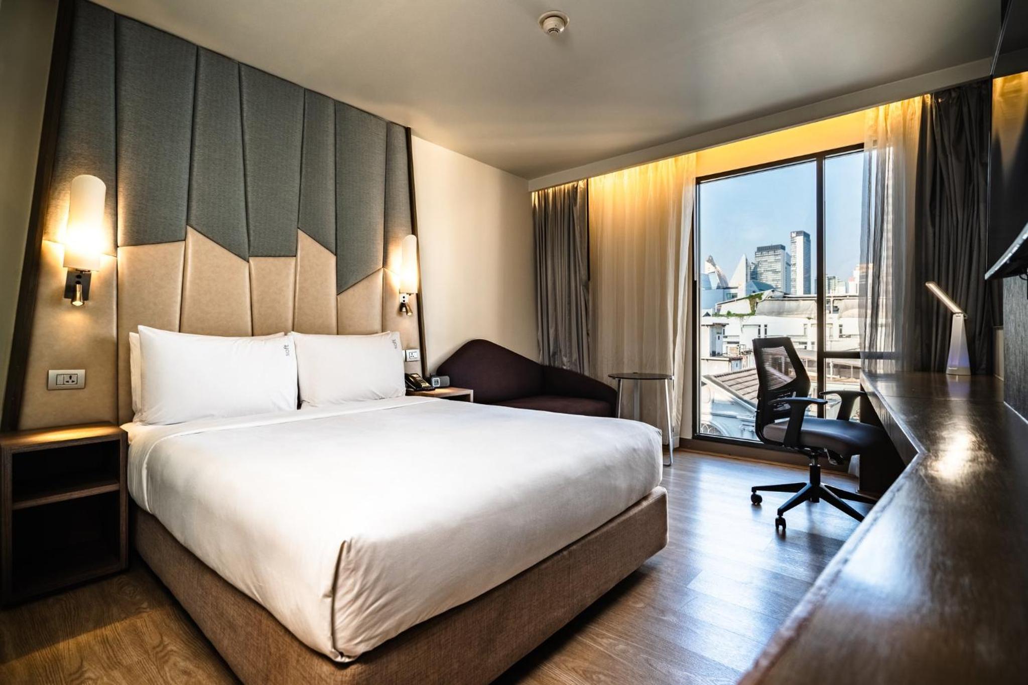 Standard Queen Room with Street View and Free Breakfast