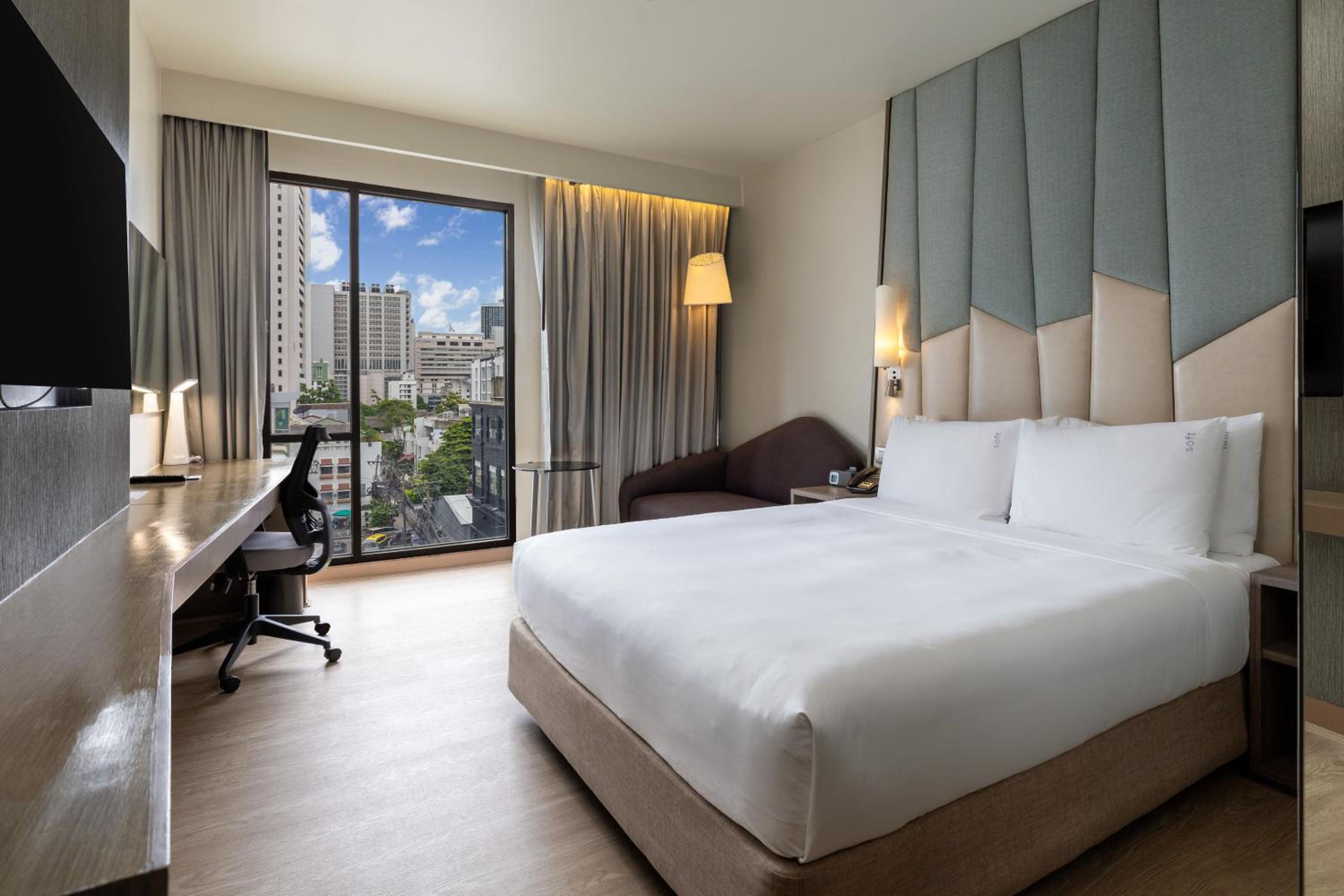 Standard Queen Room with Street View and Free Breakfast