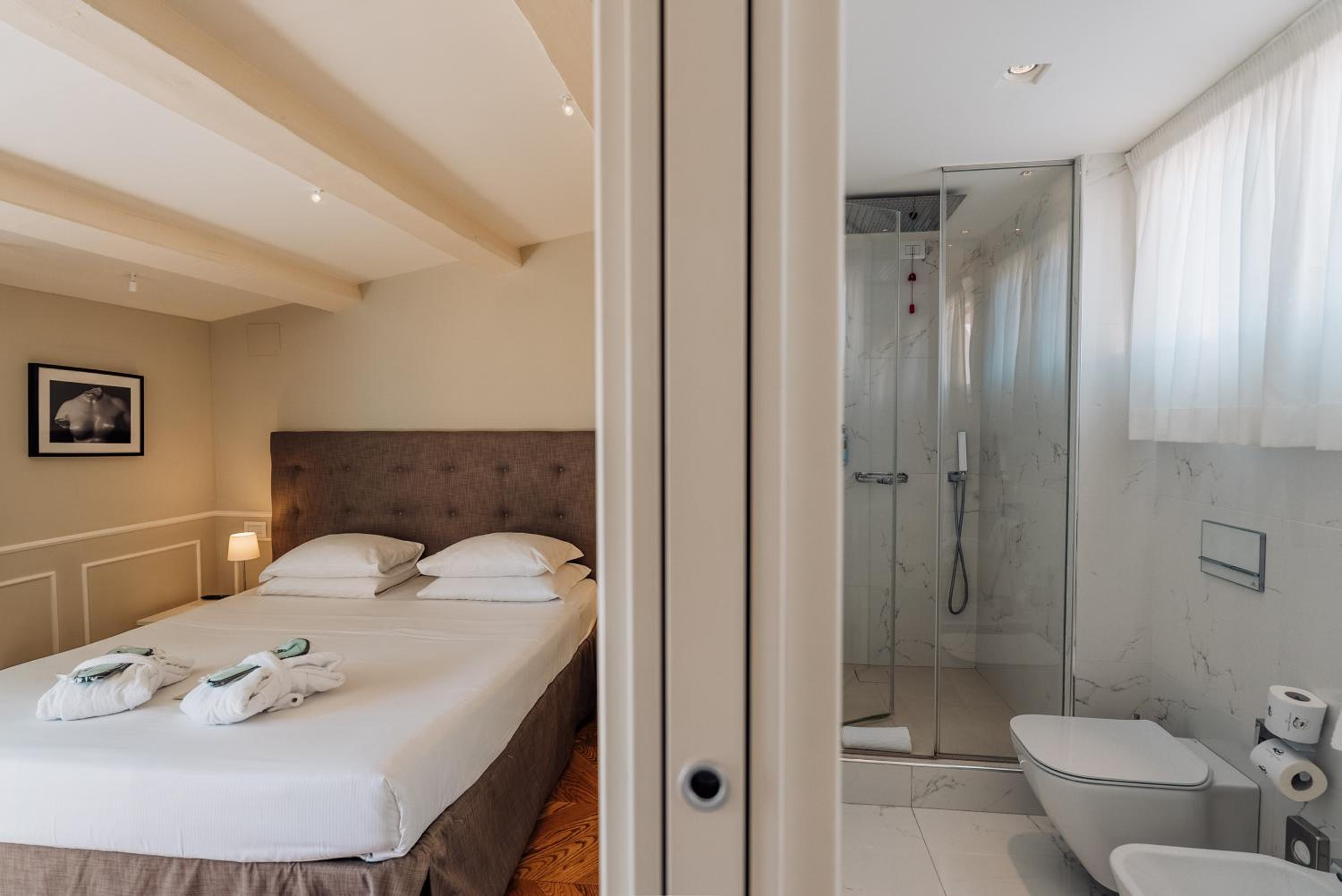 Queen Room with Hot Tub