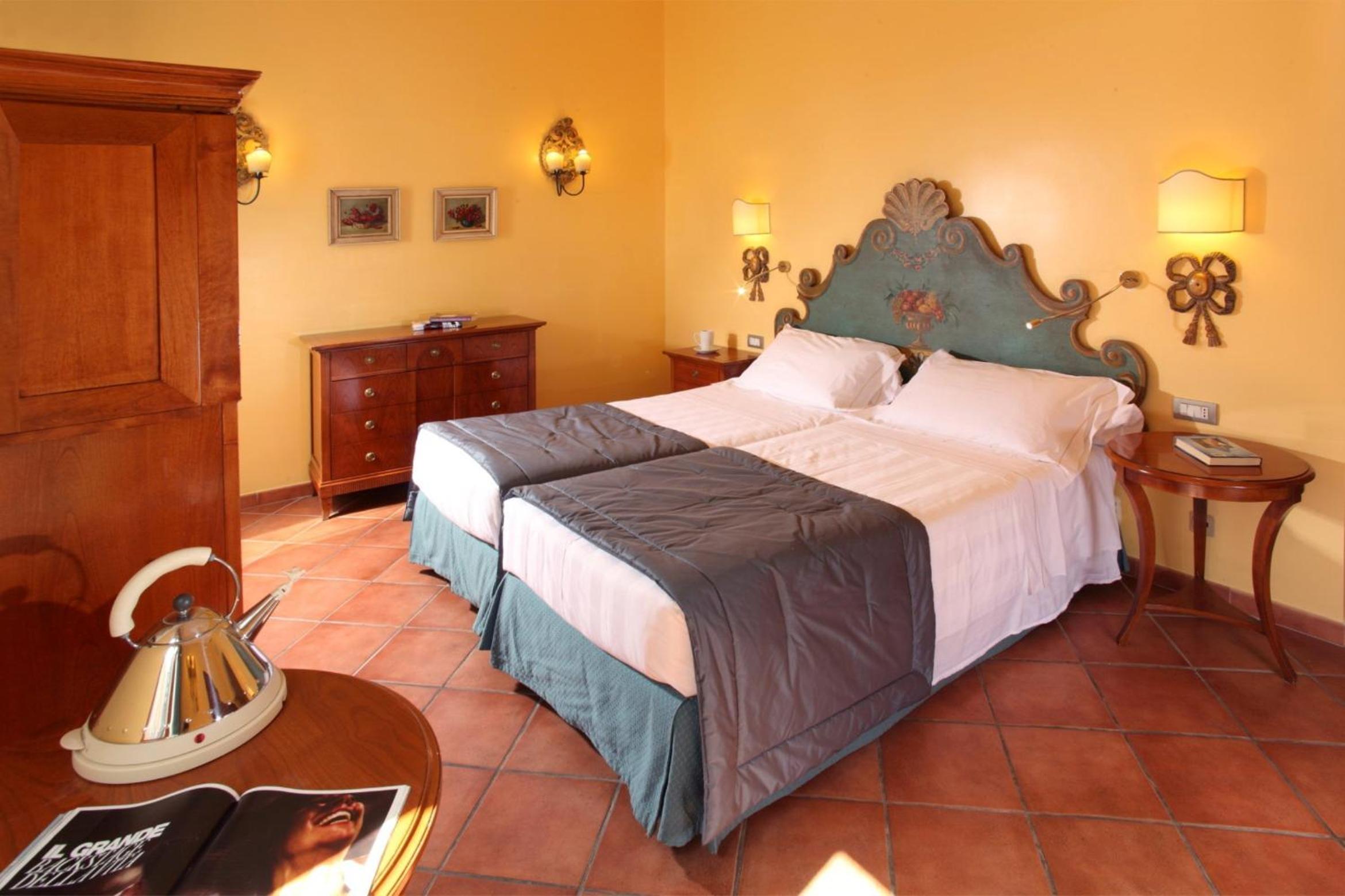 Superior Double or Twin Room - Via dei Greci 23