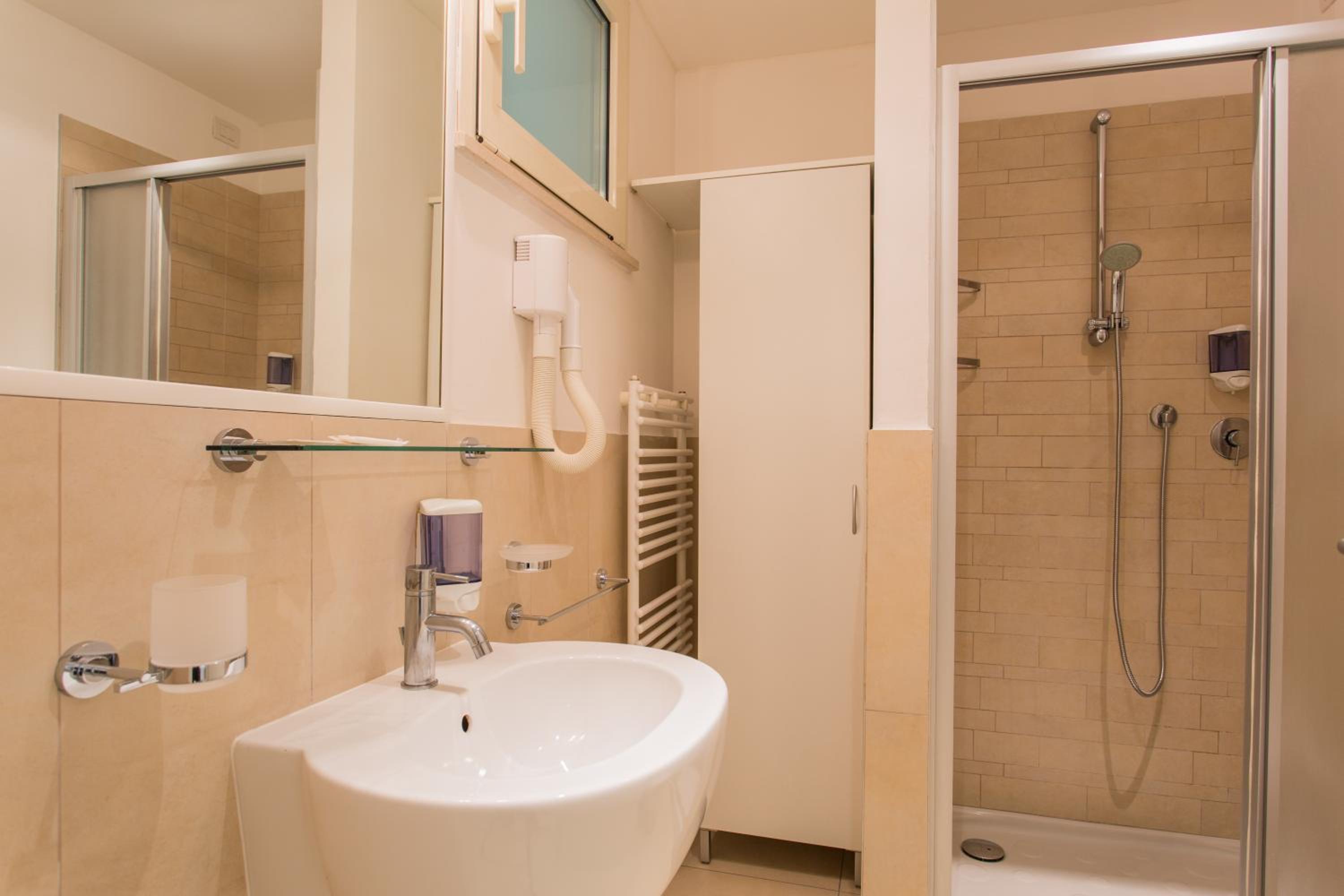 Apartment with 2 Private Bathrooms (5 Adults)