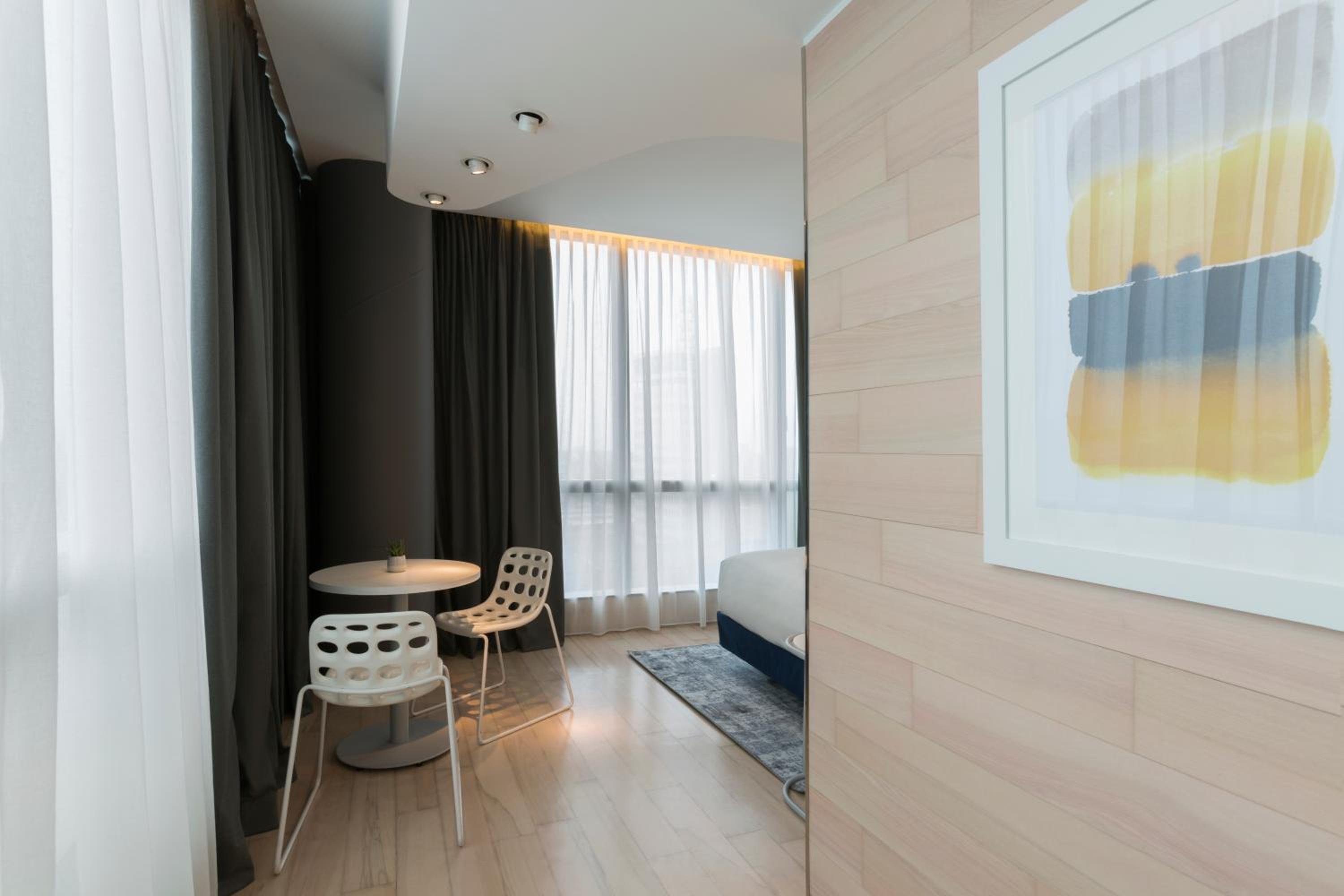 Premium Corner King Room with City View