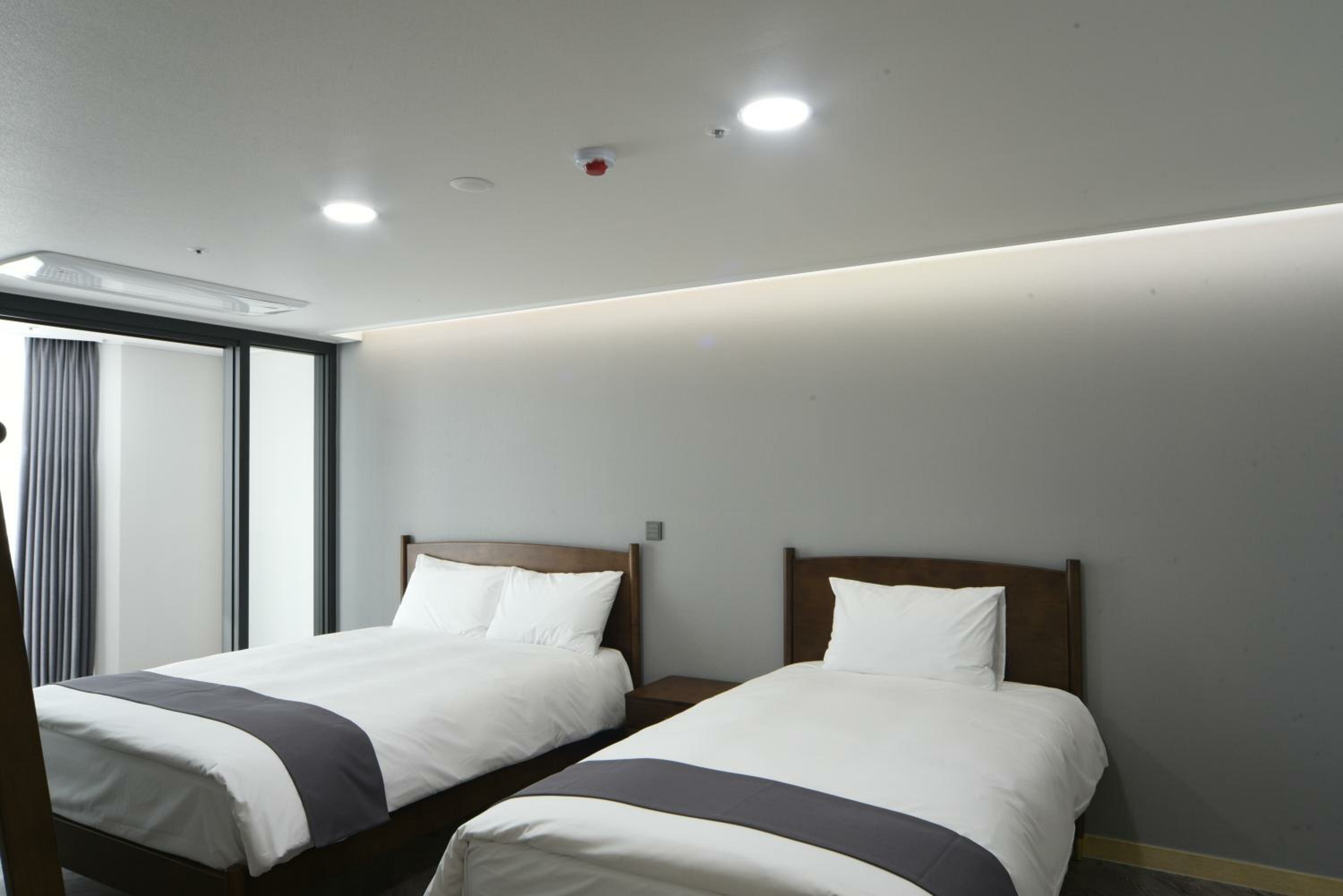 Junior Suite Half Ocean View with Rooftop Swimming Pool Access For 4