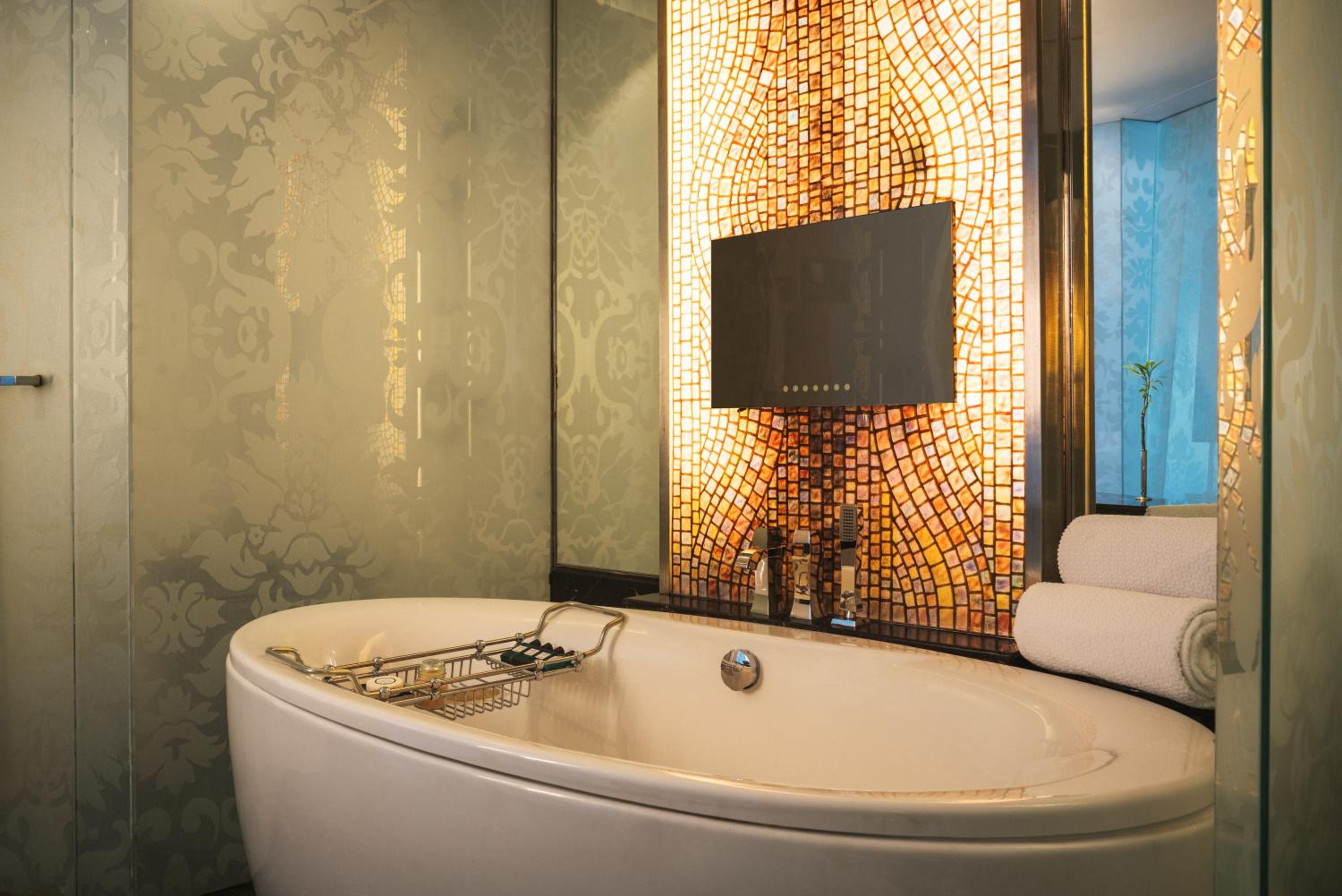 Junior King Suite with Breakfast, Hi-Tea, Cocktail Hours, Meeting Room for 1h and Airport Transfer