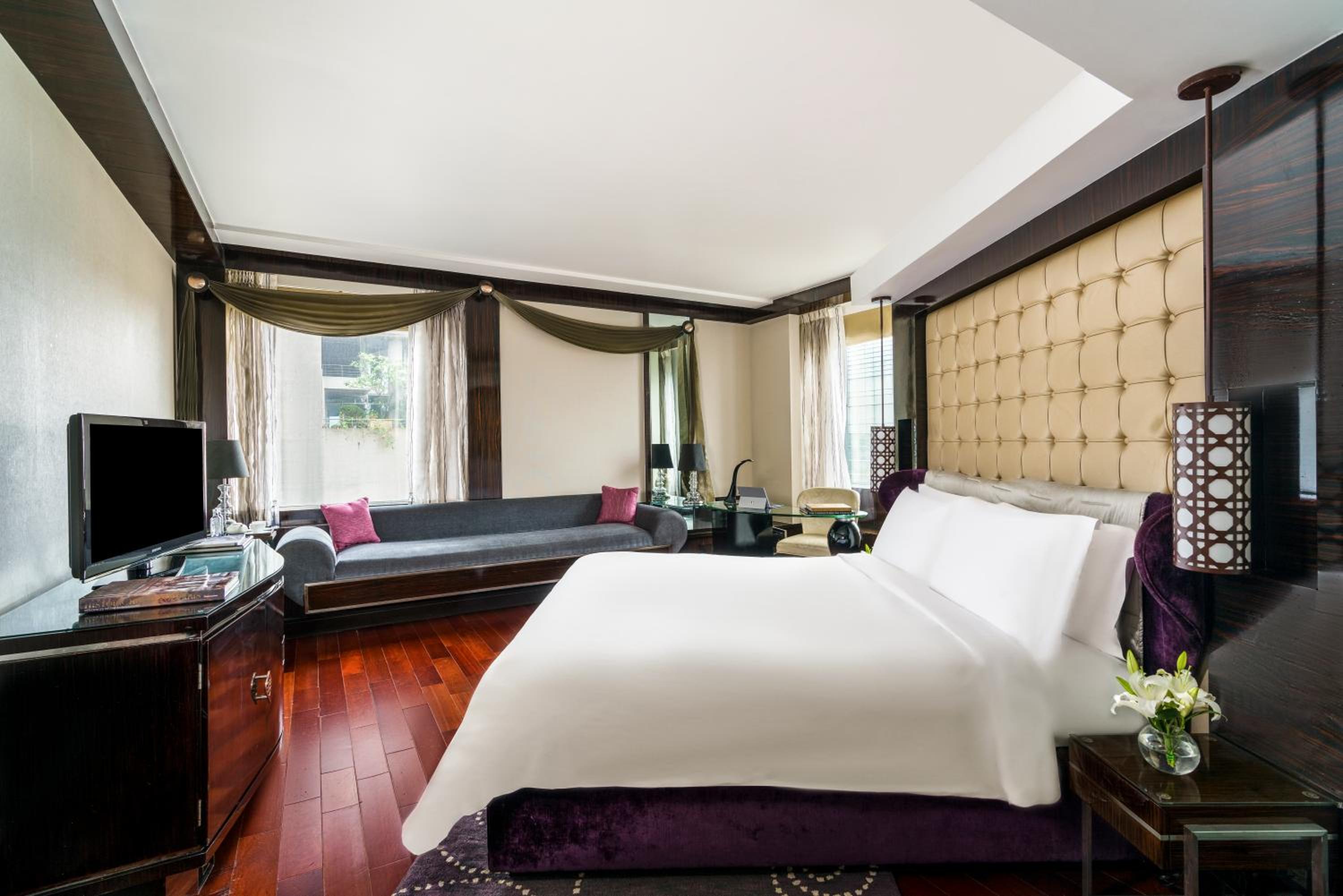 Junior King Suite with Breakfast, Hi-Tea, Cocktail Hours, Meeting Room for 1h and Airport Transfer