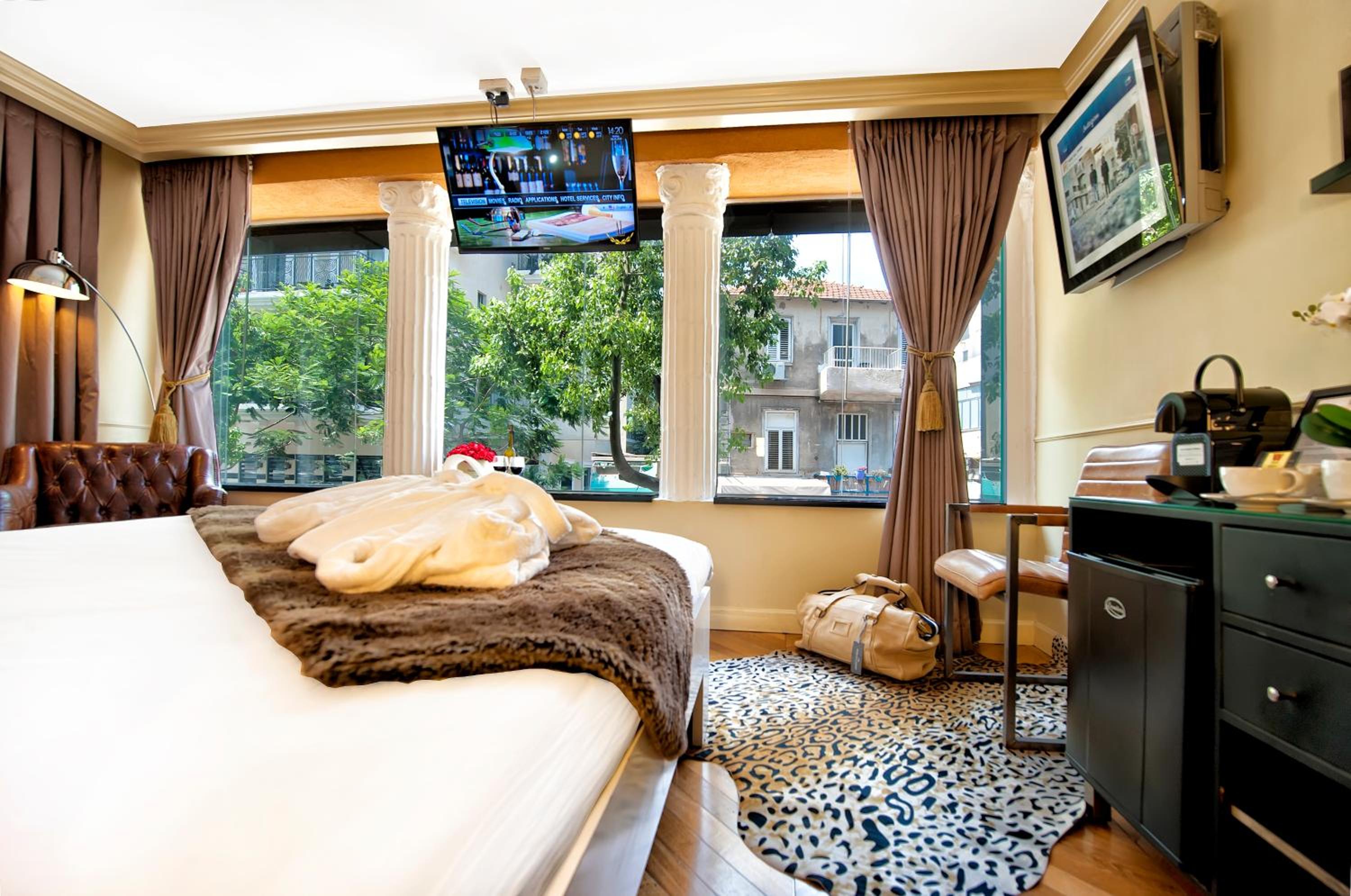 Luxury Room with City View
