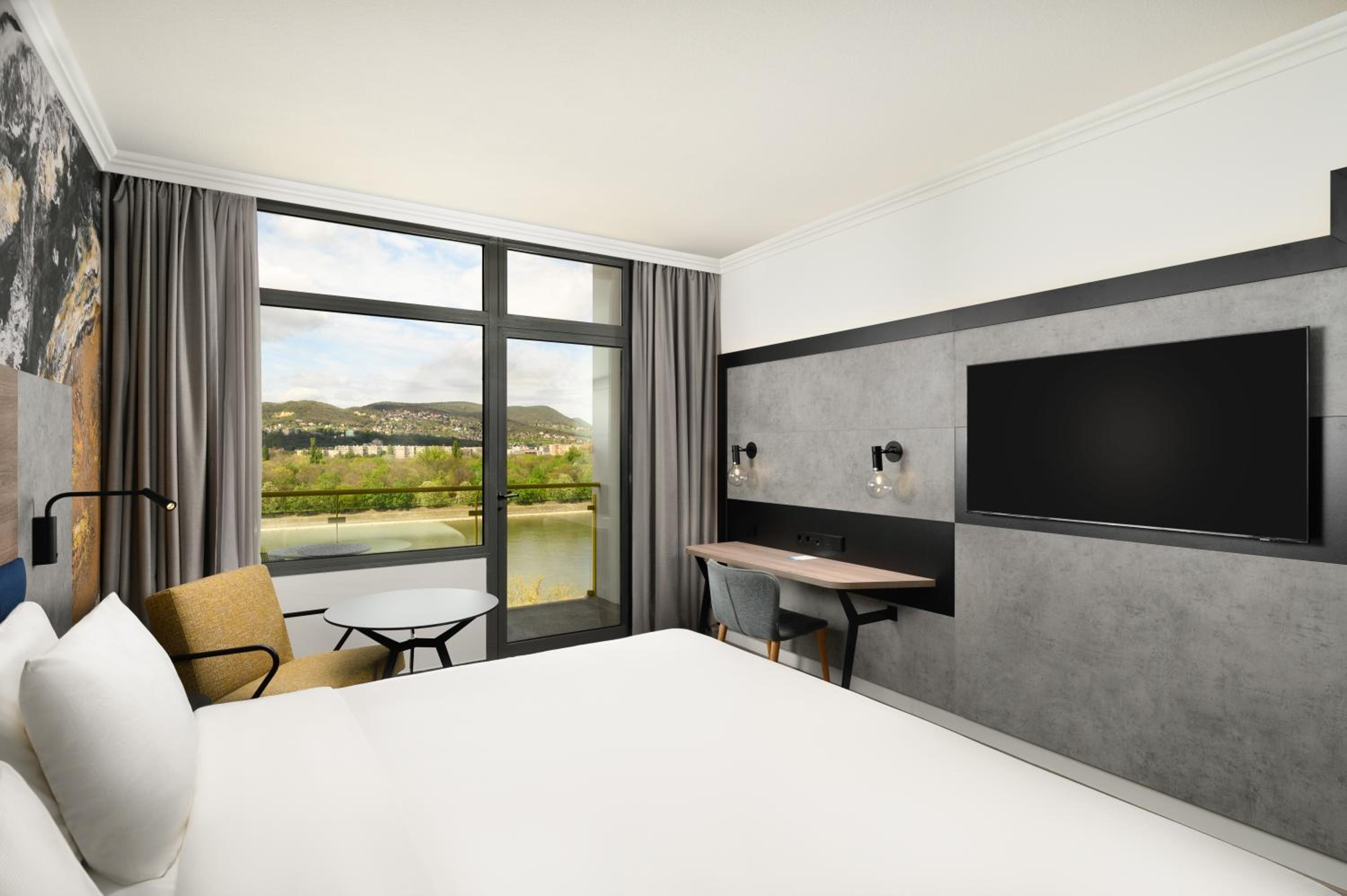 Premium Plus Double room with Balcony and Danube view (newly refurbished)