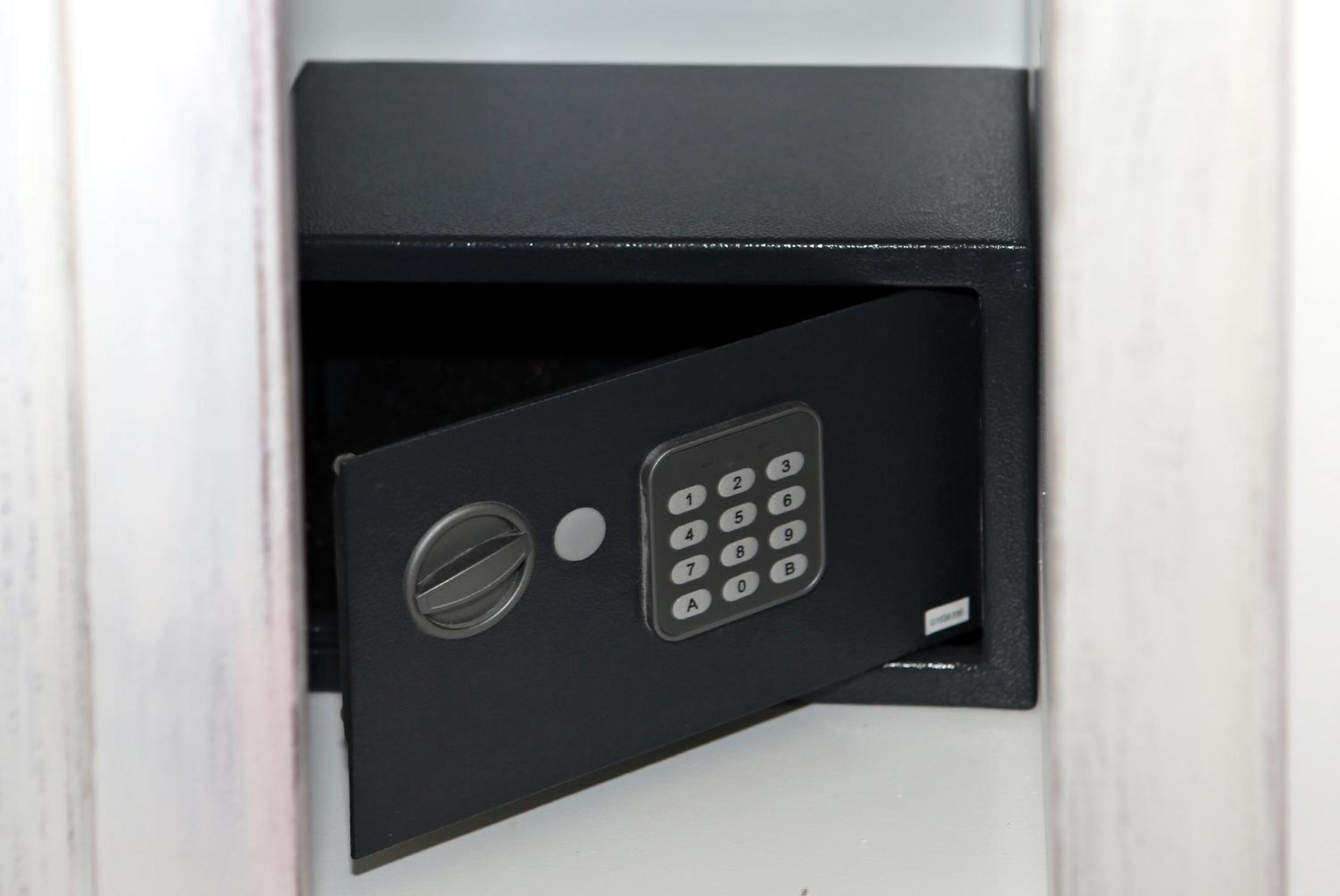 Family Room (2 Adults + 2 Children)