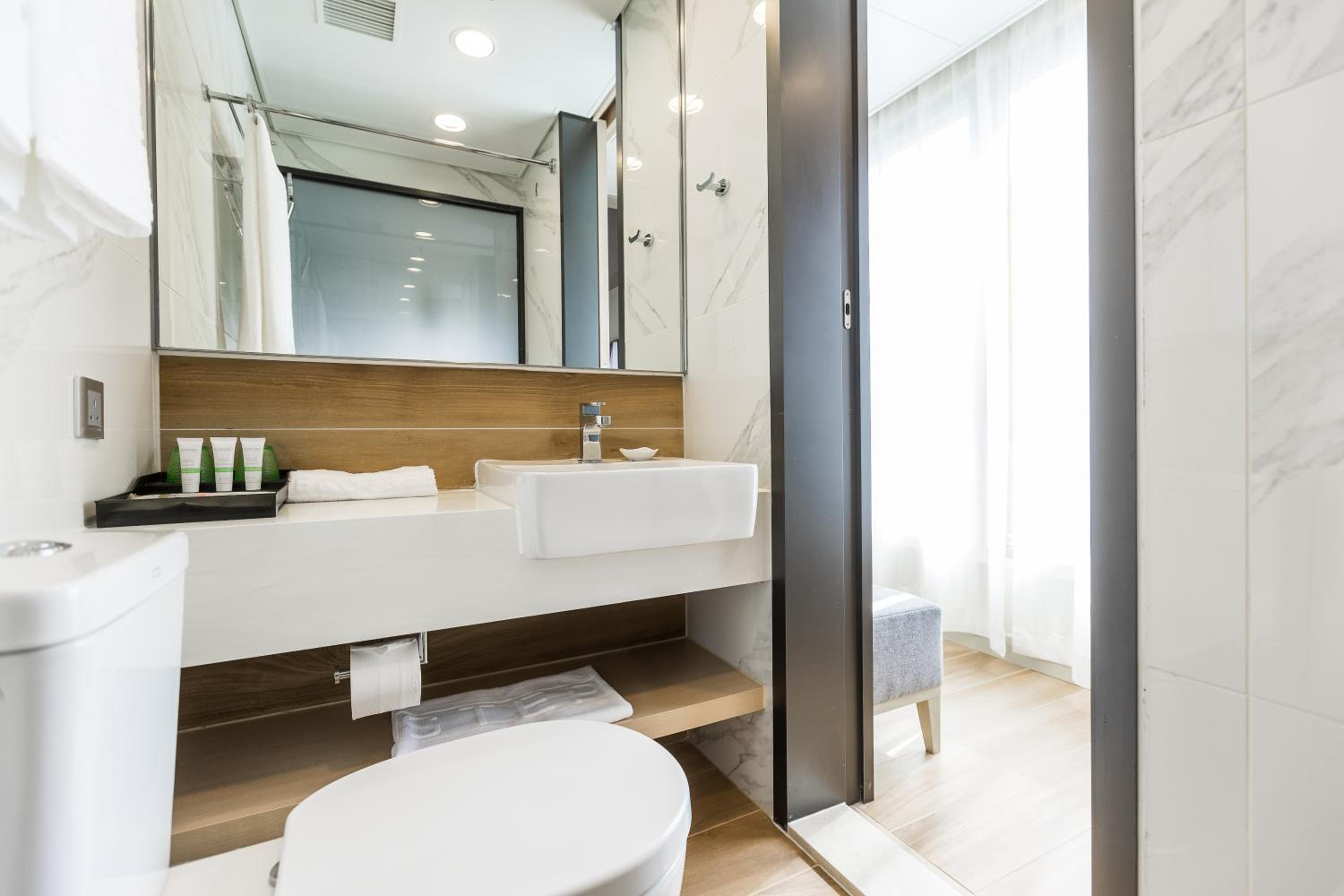 Superior Corner Room