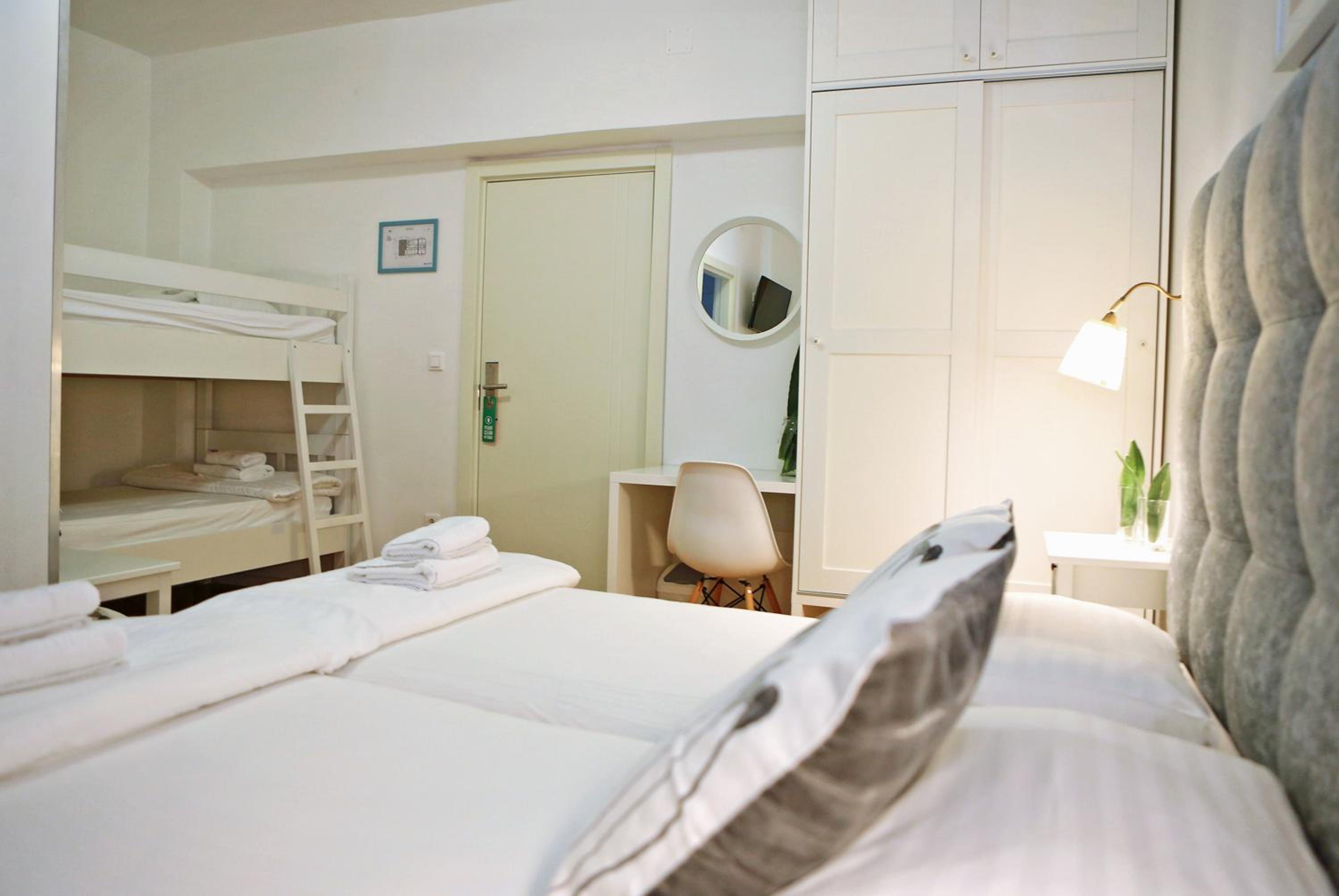 Family Room (2 Adults + 2 Children)