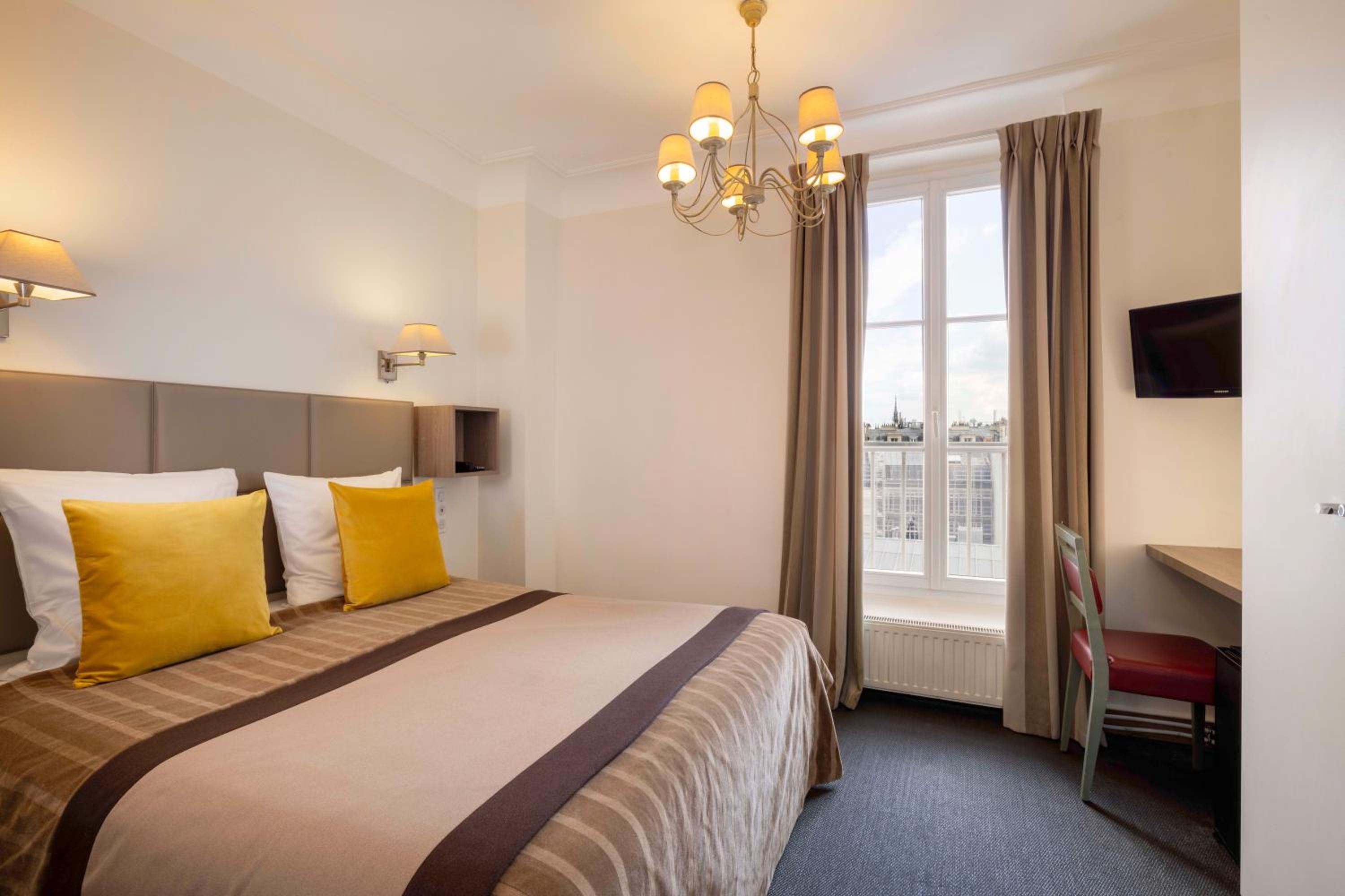 Triple Room with Tour Eiffel view