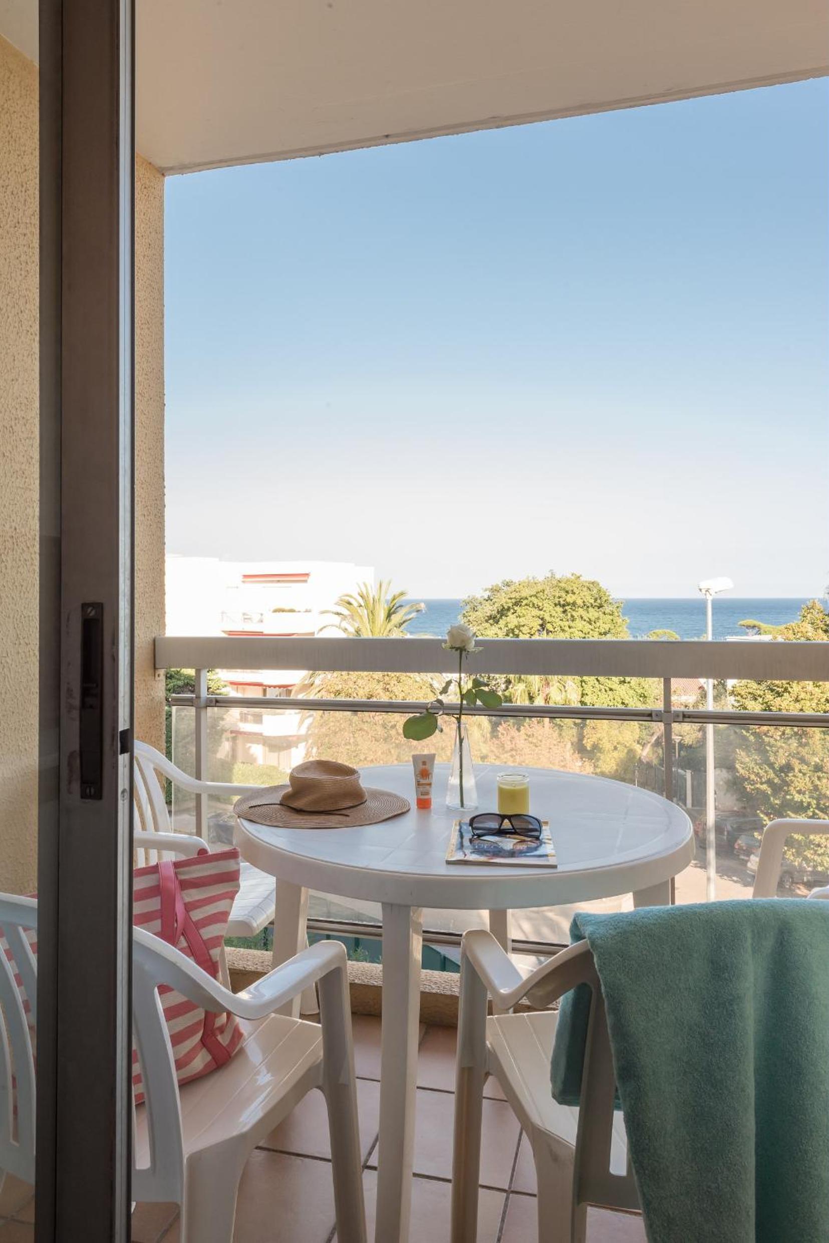 One-Bedroom Apartment with Sleeping Alcove and Air Conditioning (6 People) - Sea View