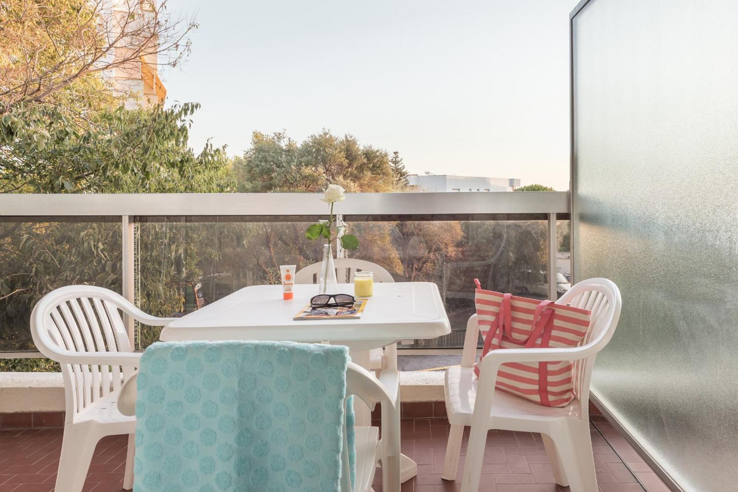 Studio with Sleeping Alcove and Air Conditioning (4 People)