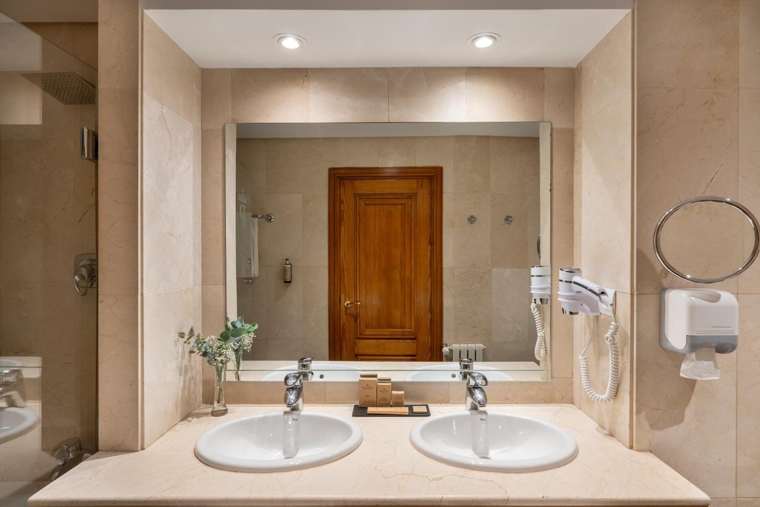 Double Standar Room (2 Adults + 1 Child)