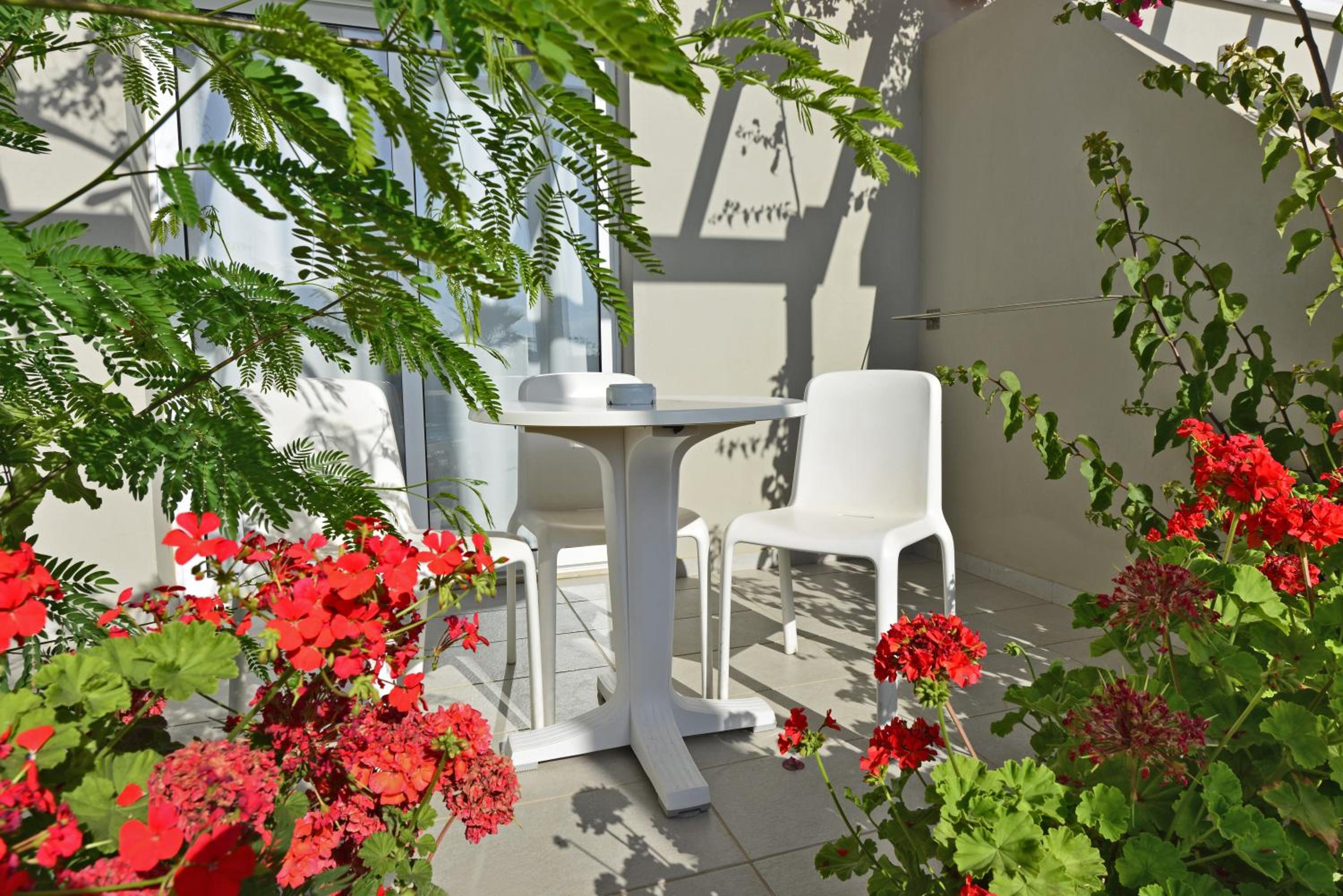 One-Bedroom Suite With Pool View (2 Adults)