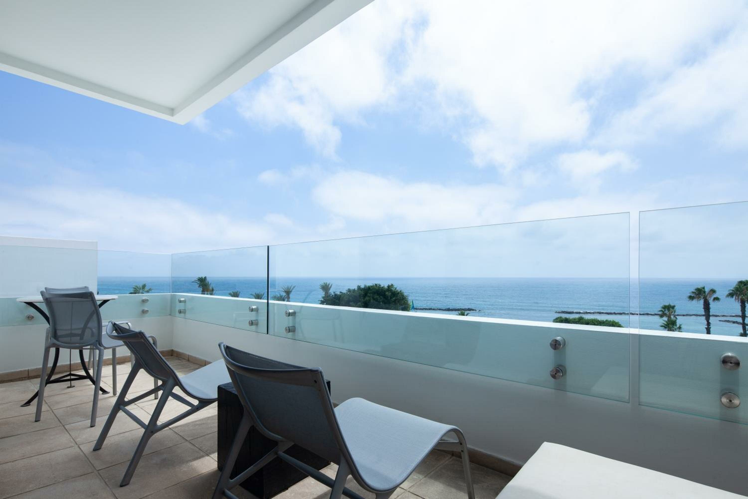 Deluxe One Bedroom Sea View Suite